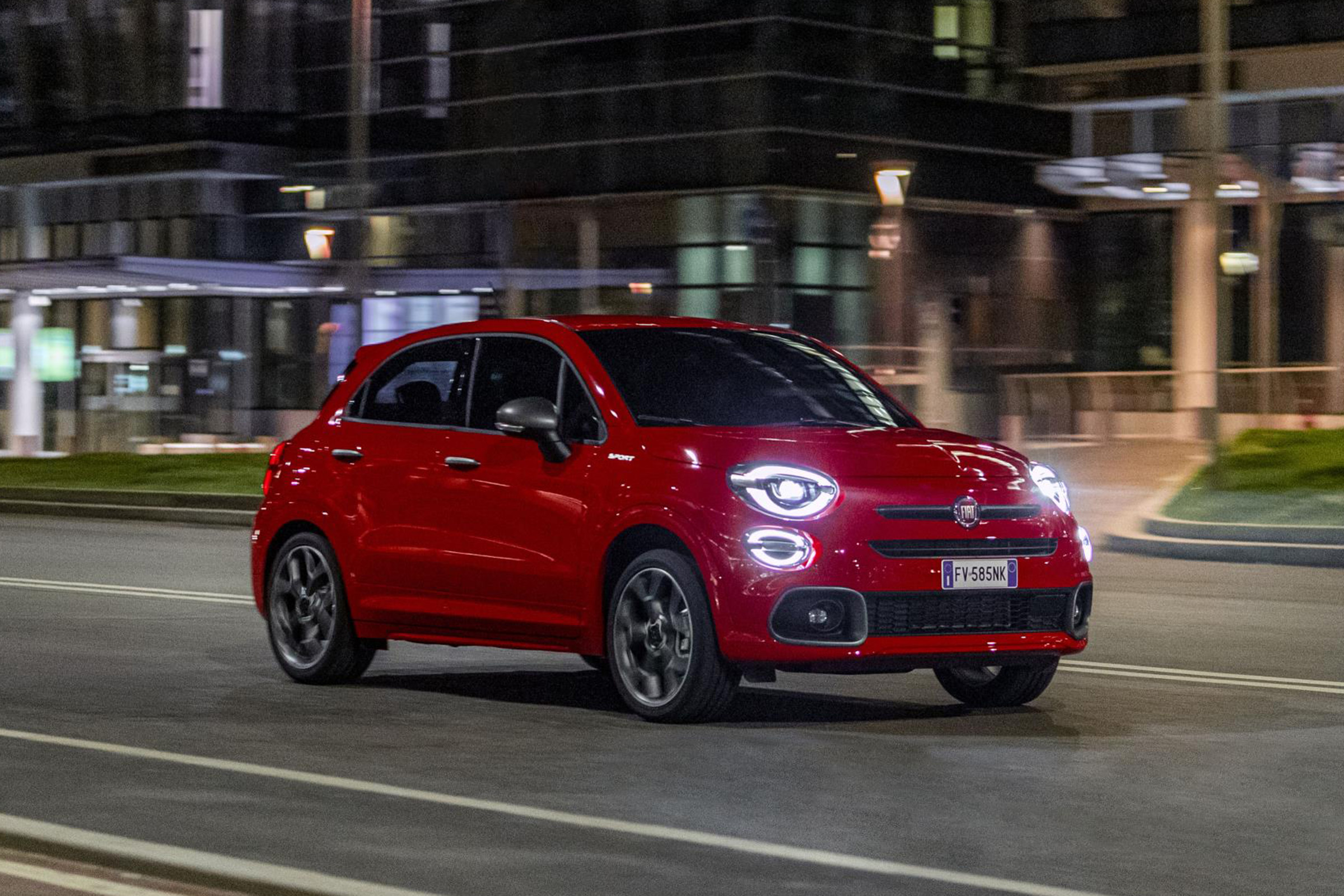 Fiat 500X Sport driving at night