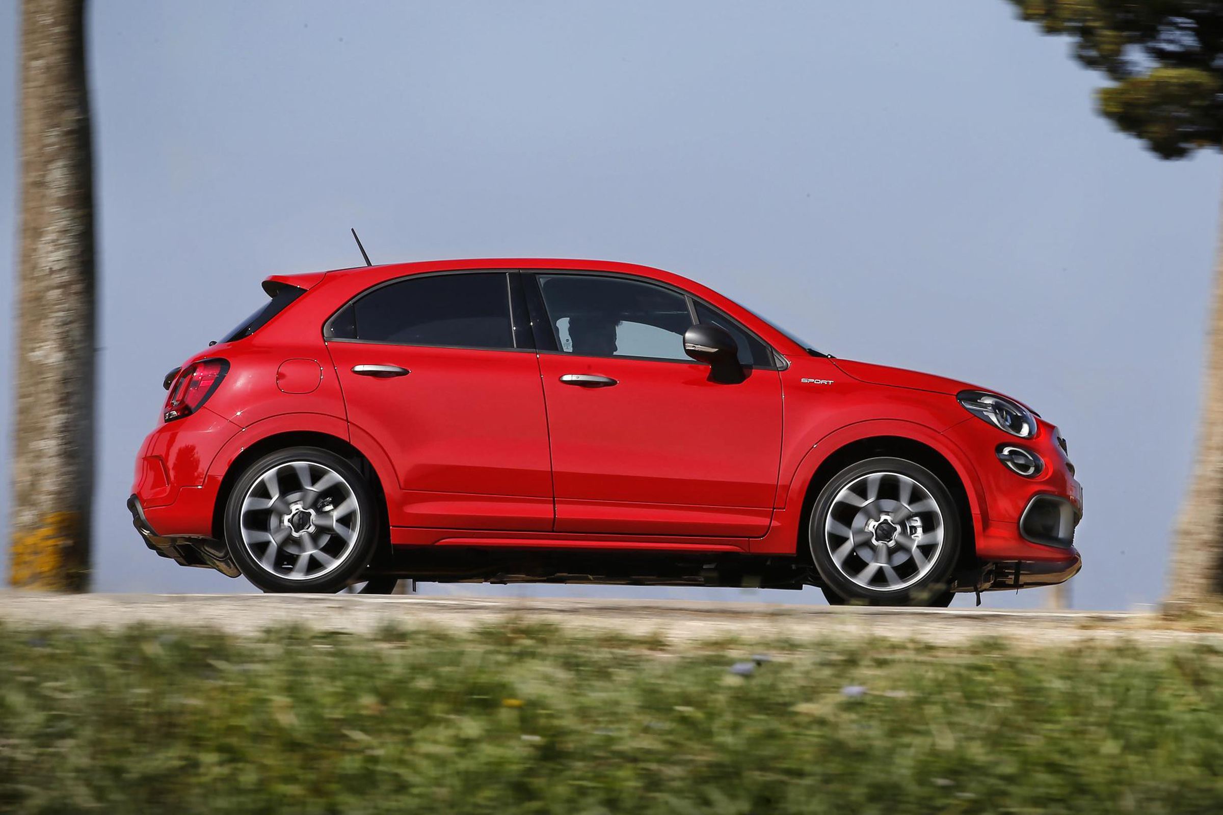 Fiat 500X Sport side - driving