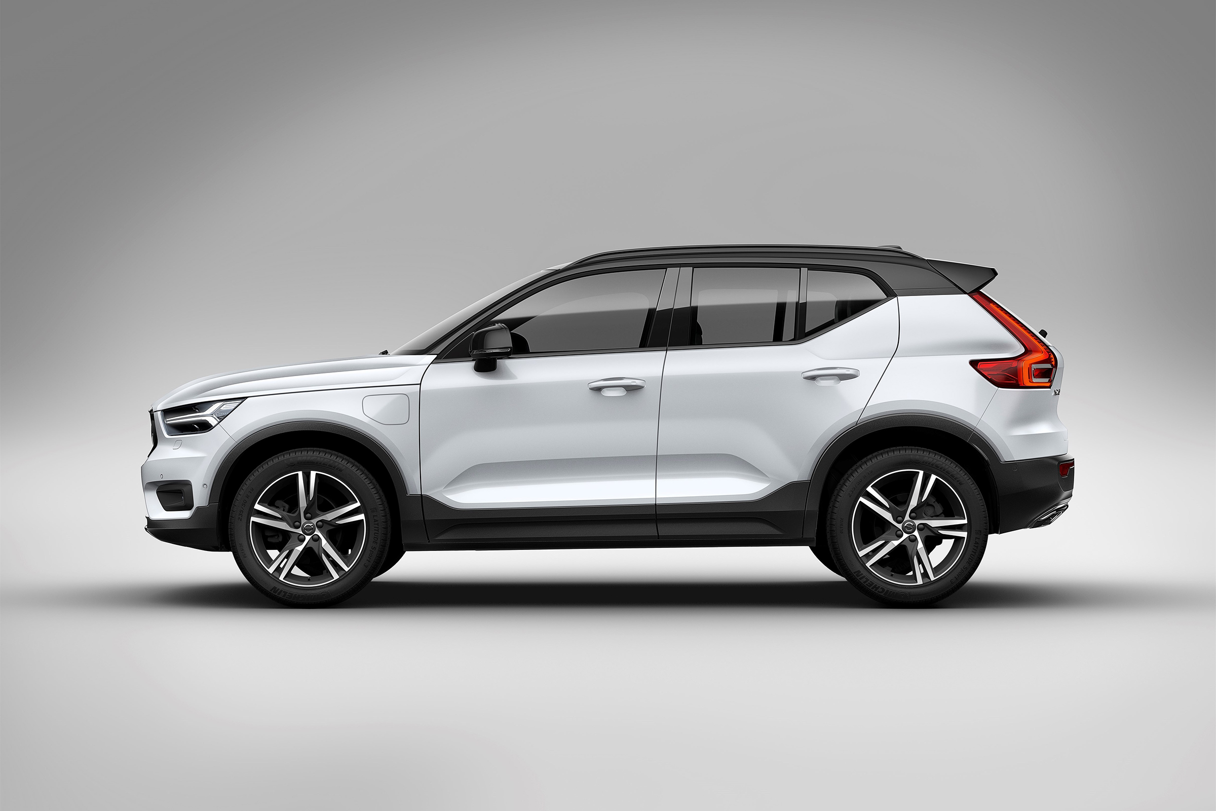 Volvo XC40 hybrid side view