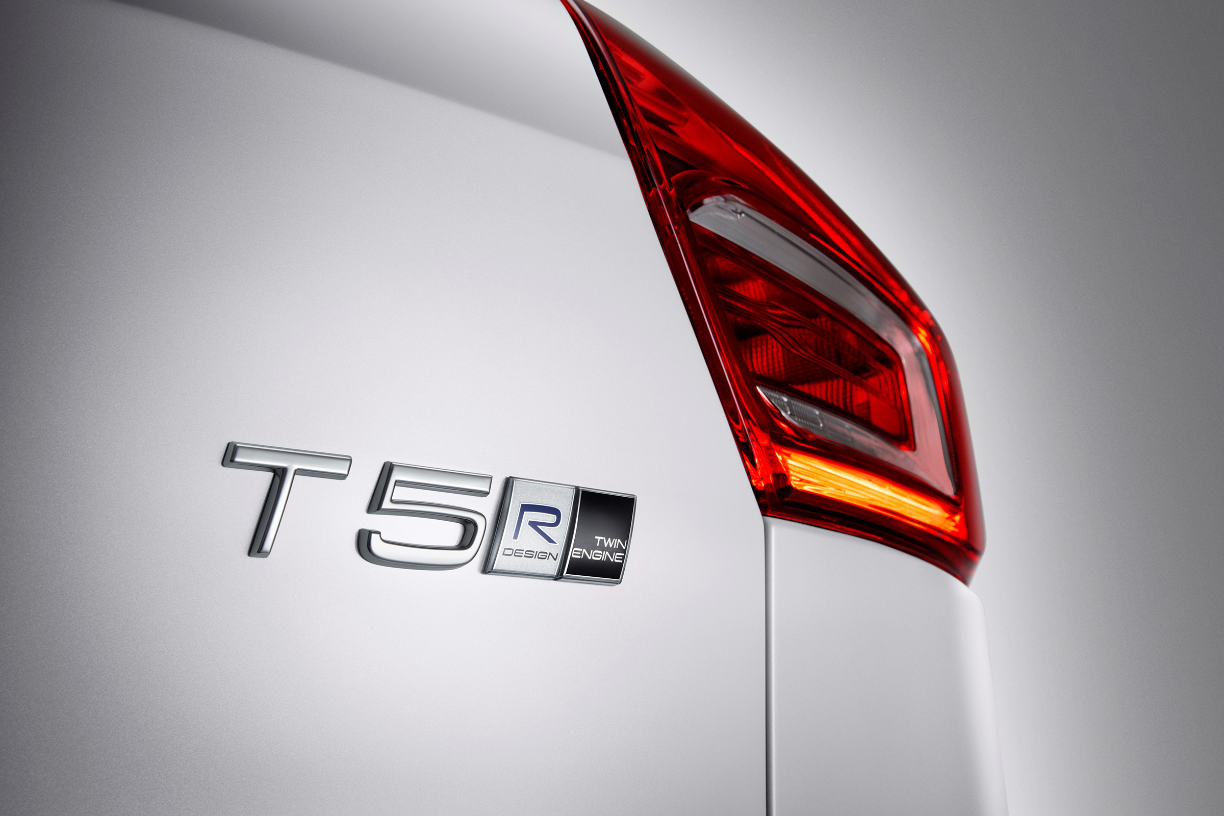 Volvo XC40 hybrid badge