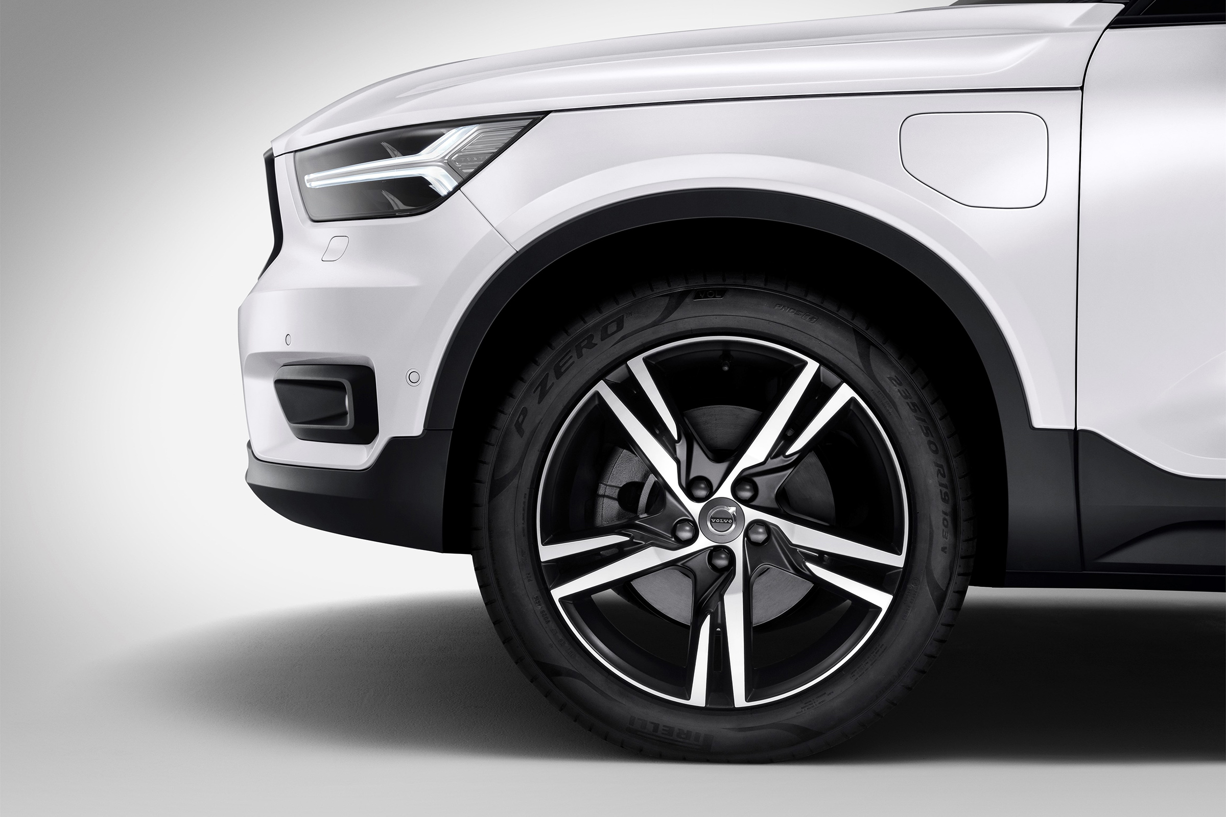 Volvo XC40 hybrid alloy wheel