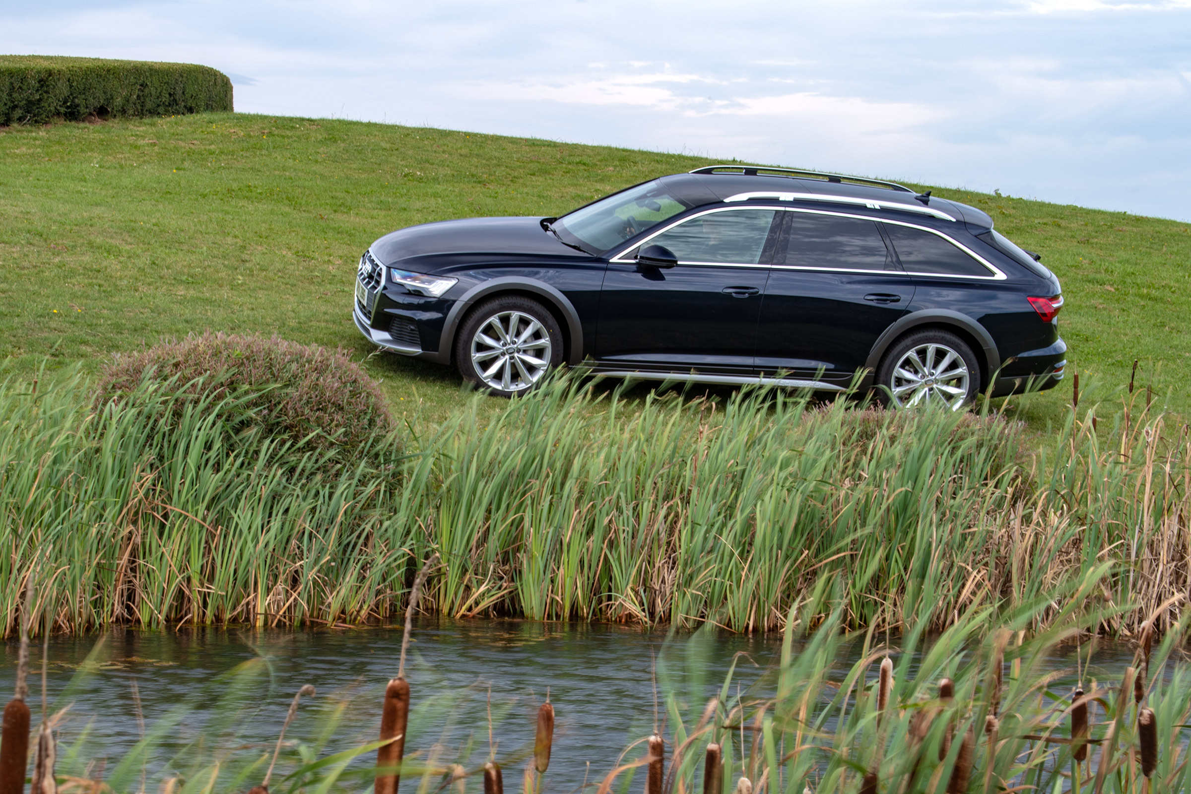Audi A6 Allroad quattro estate side panning off-road