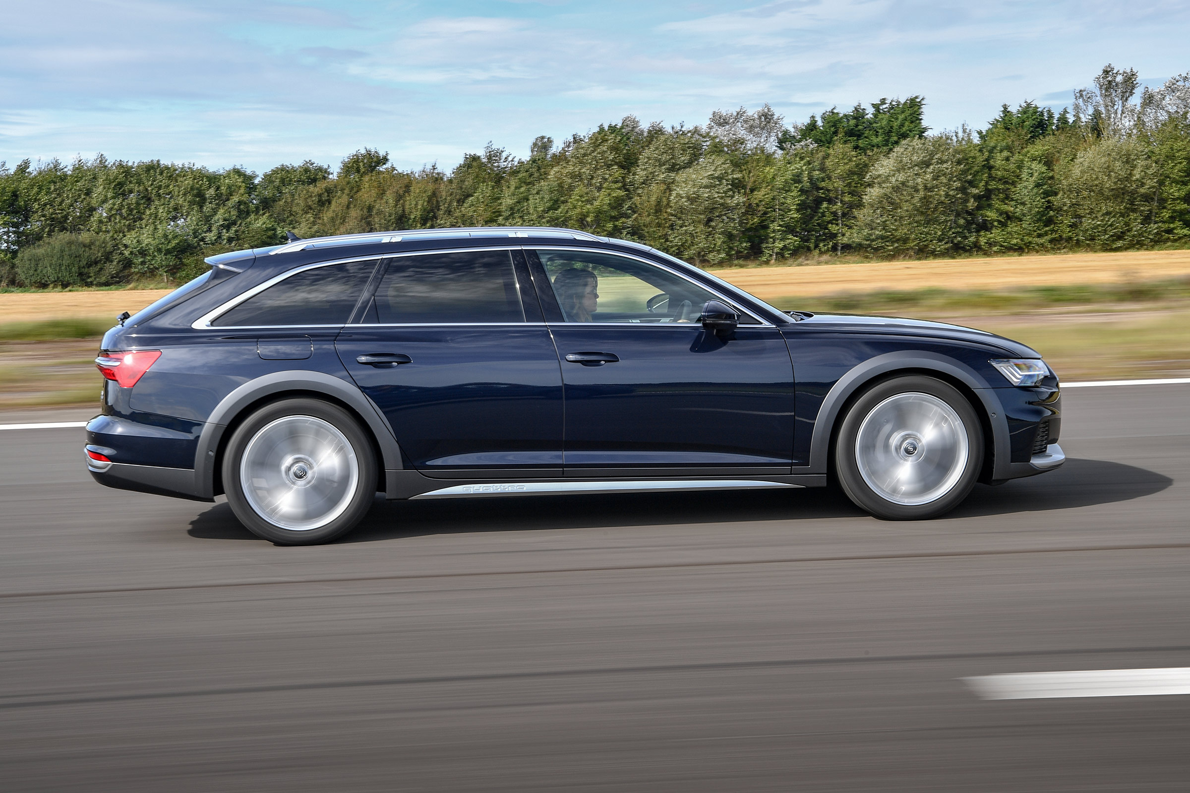 Audi A6 Allroad quattro estate side panning