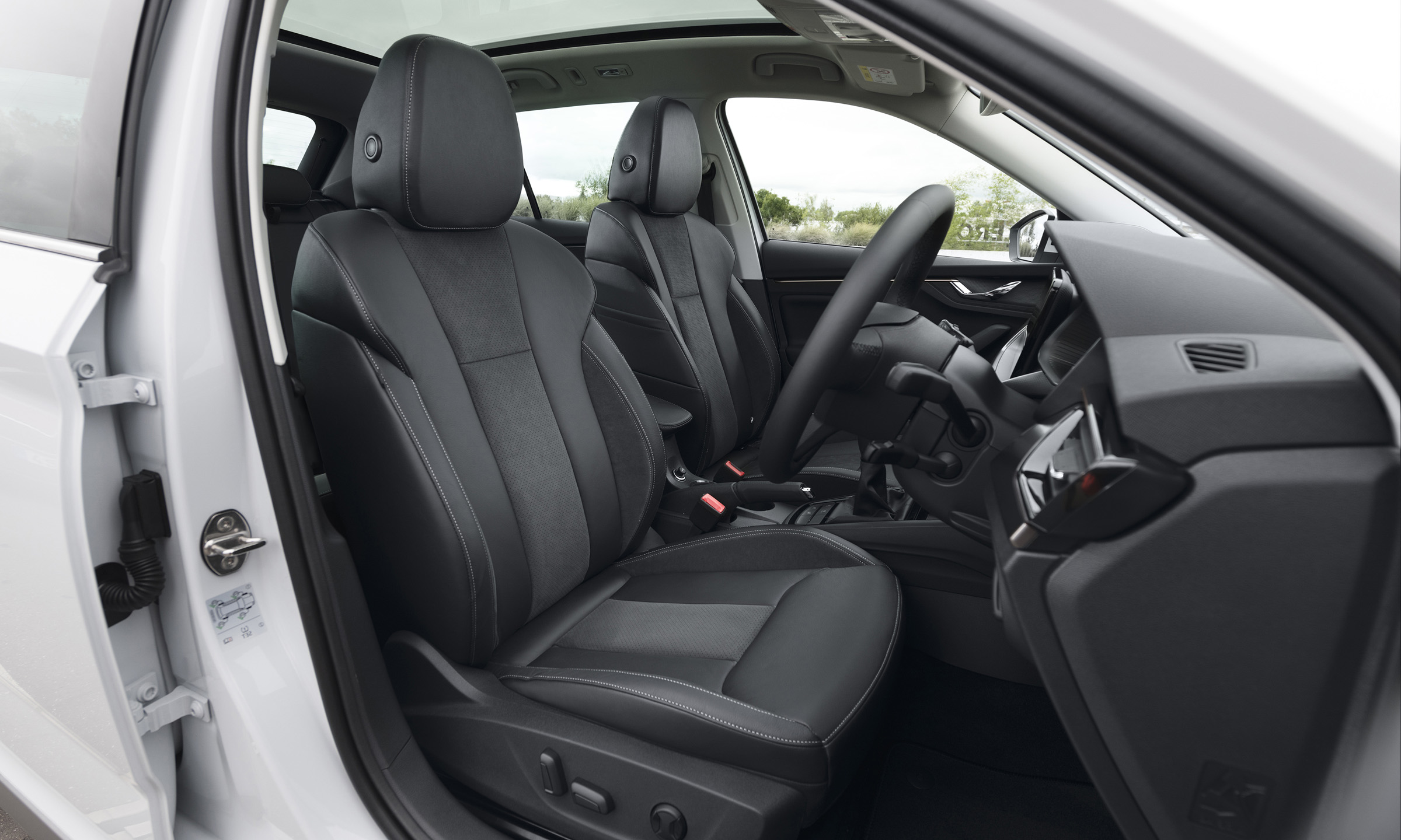 Skoda Kamiq 2019 - front seats, interior featuring panoramic roof