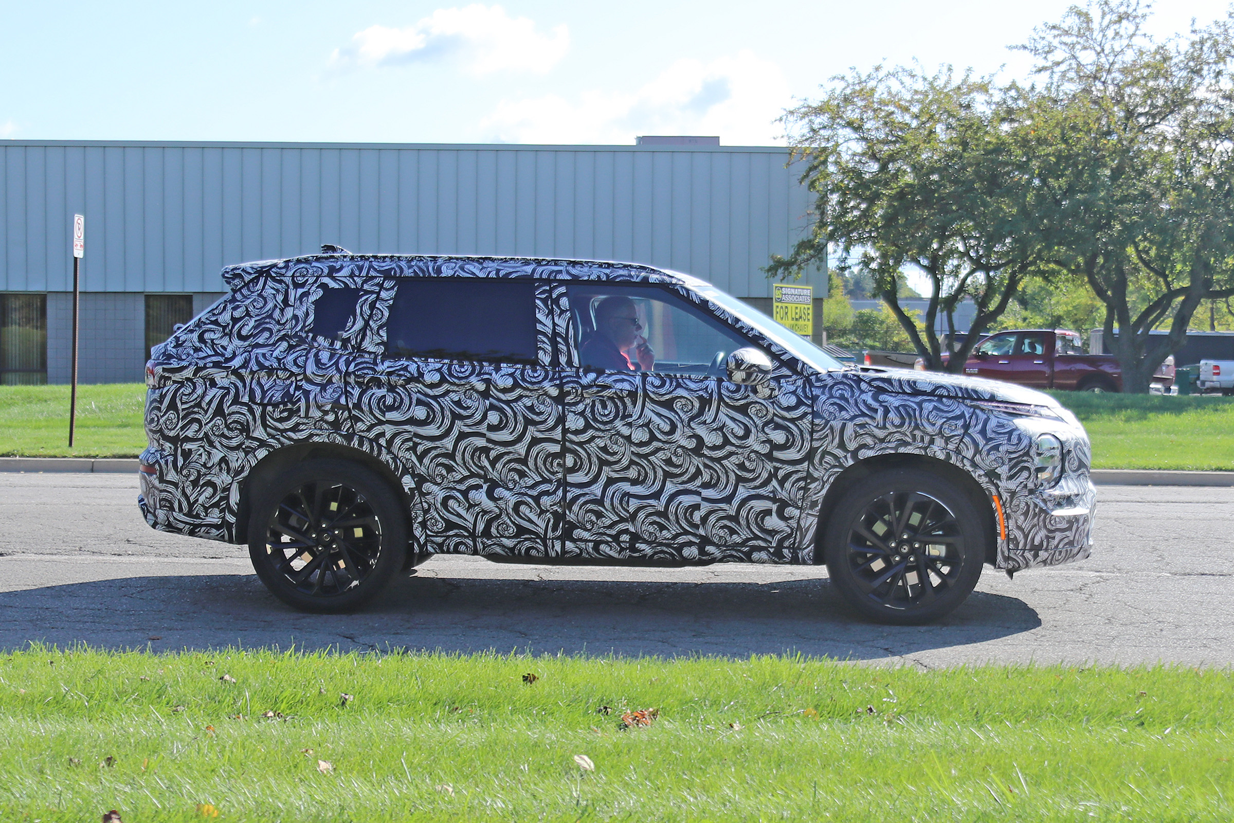 2020 Mitsubishi Outlander - side profile