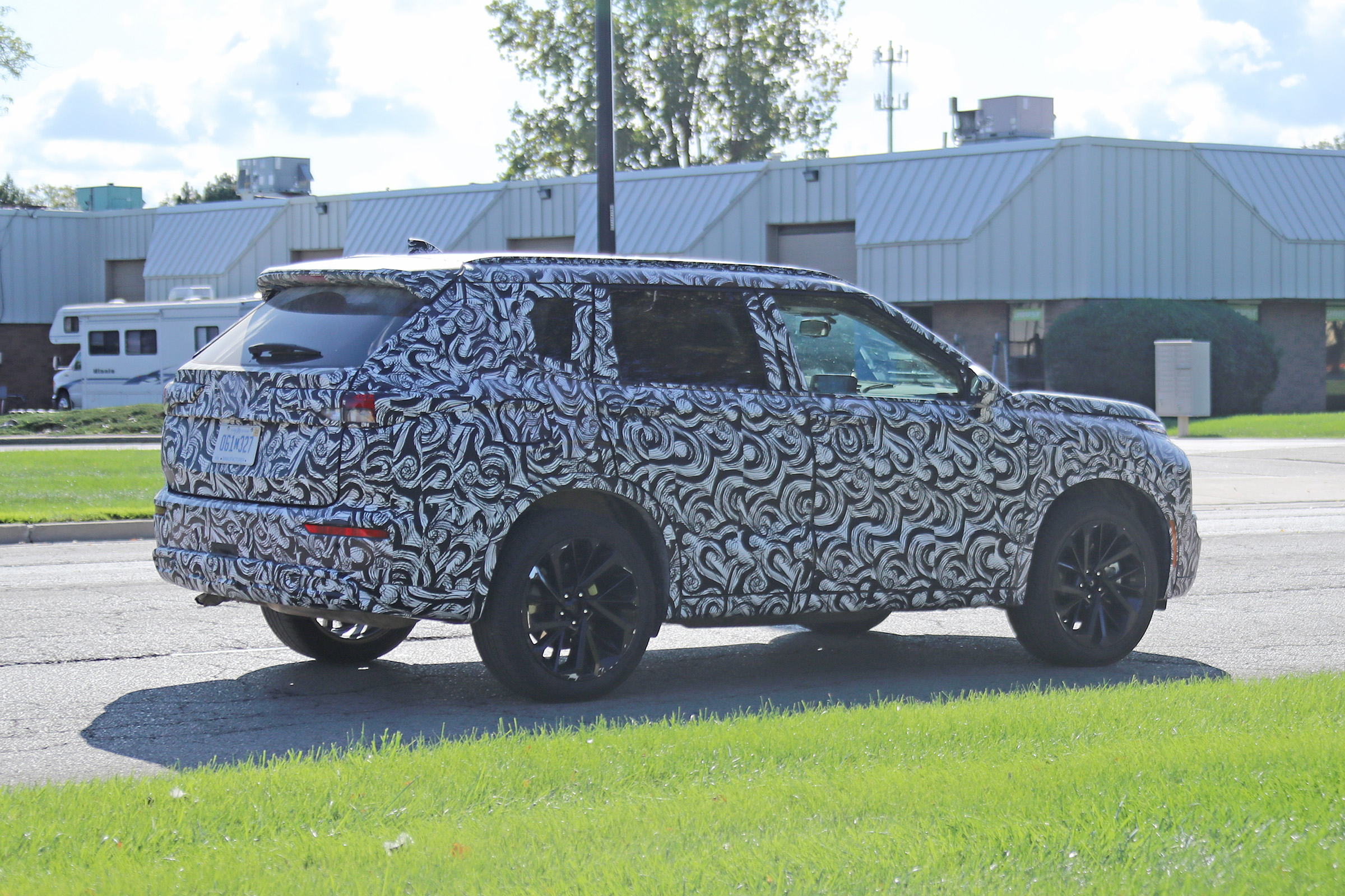 2020 Mitsubishi Outlander - rear 3/4 dynamic