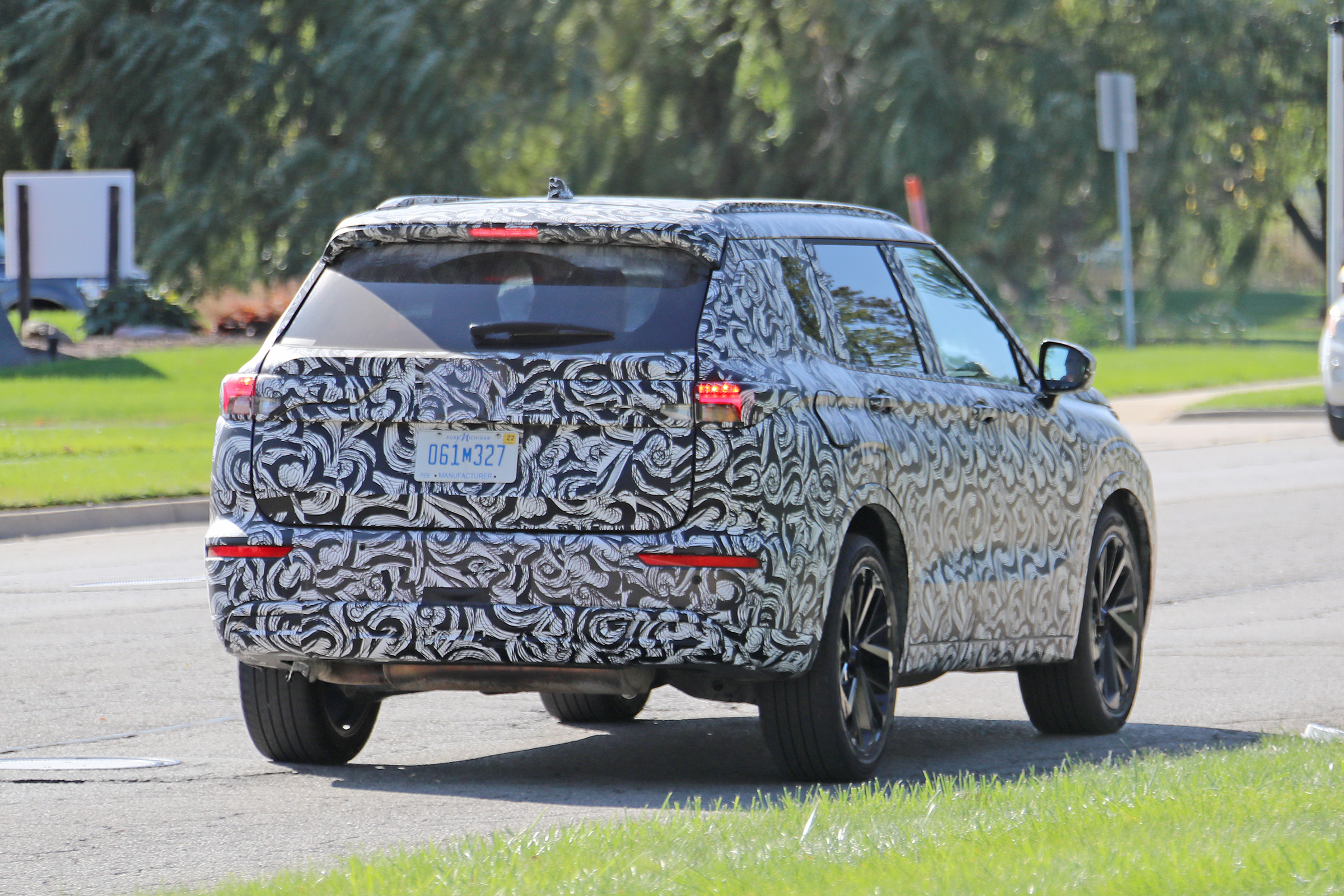 2020 Mitsubishi Outlander - rear 3/4 dynamic view
