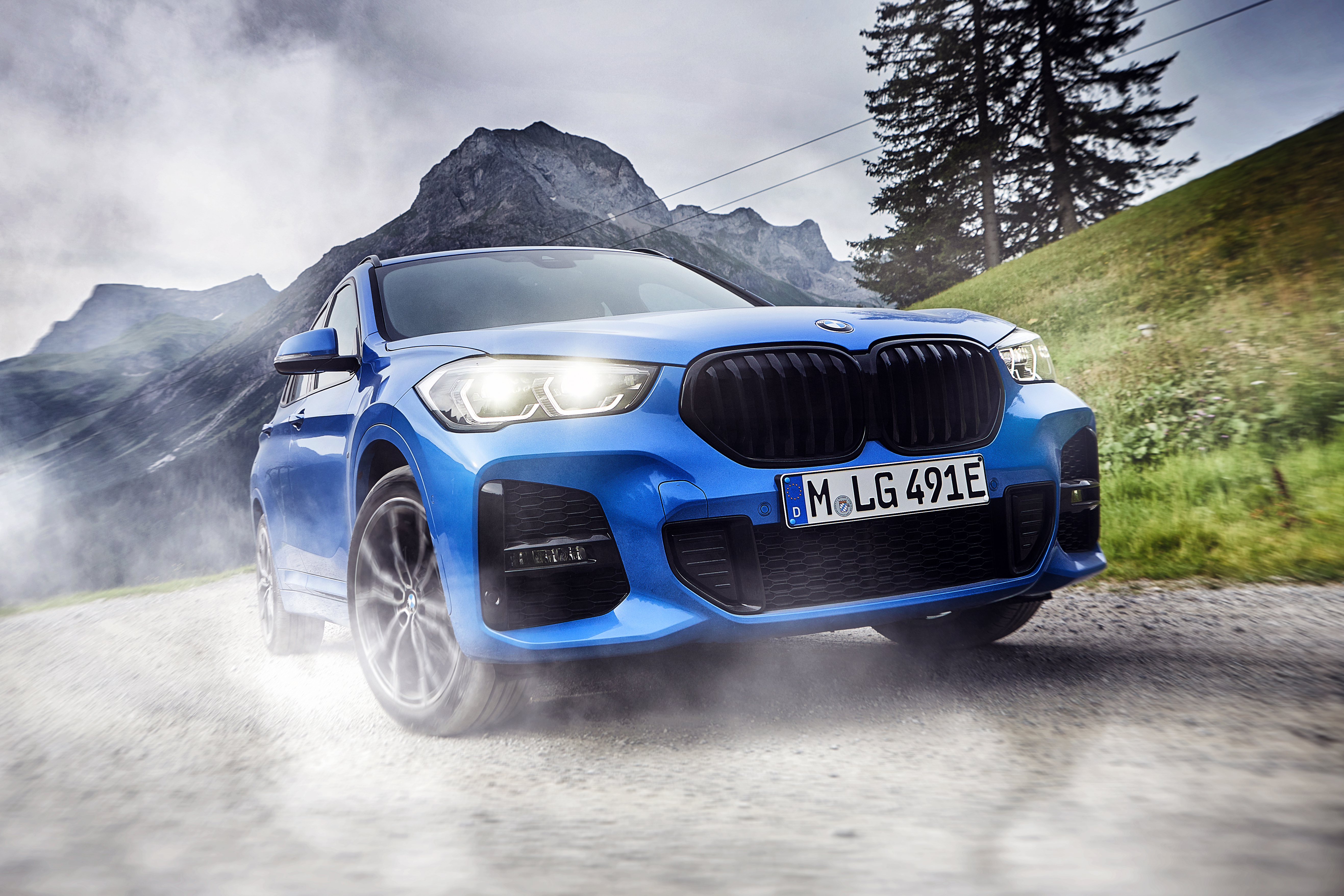 2019 BMW X1 SUV xDrive25e - front view cornering 