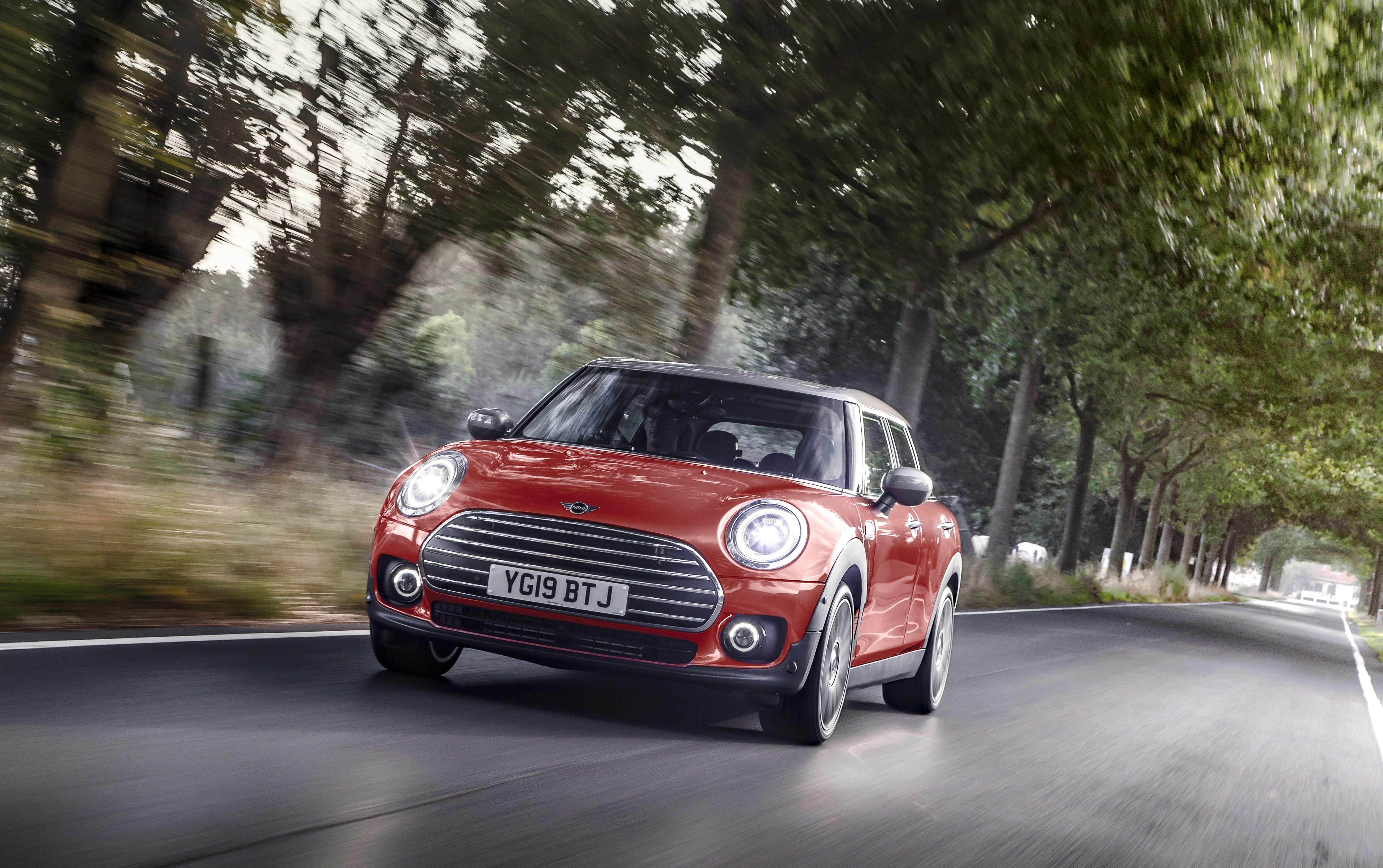 2019 MINI Clubman - Front 3/4 dynamic view