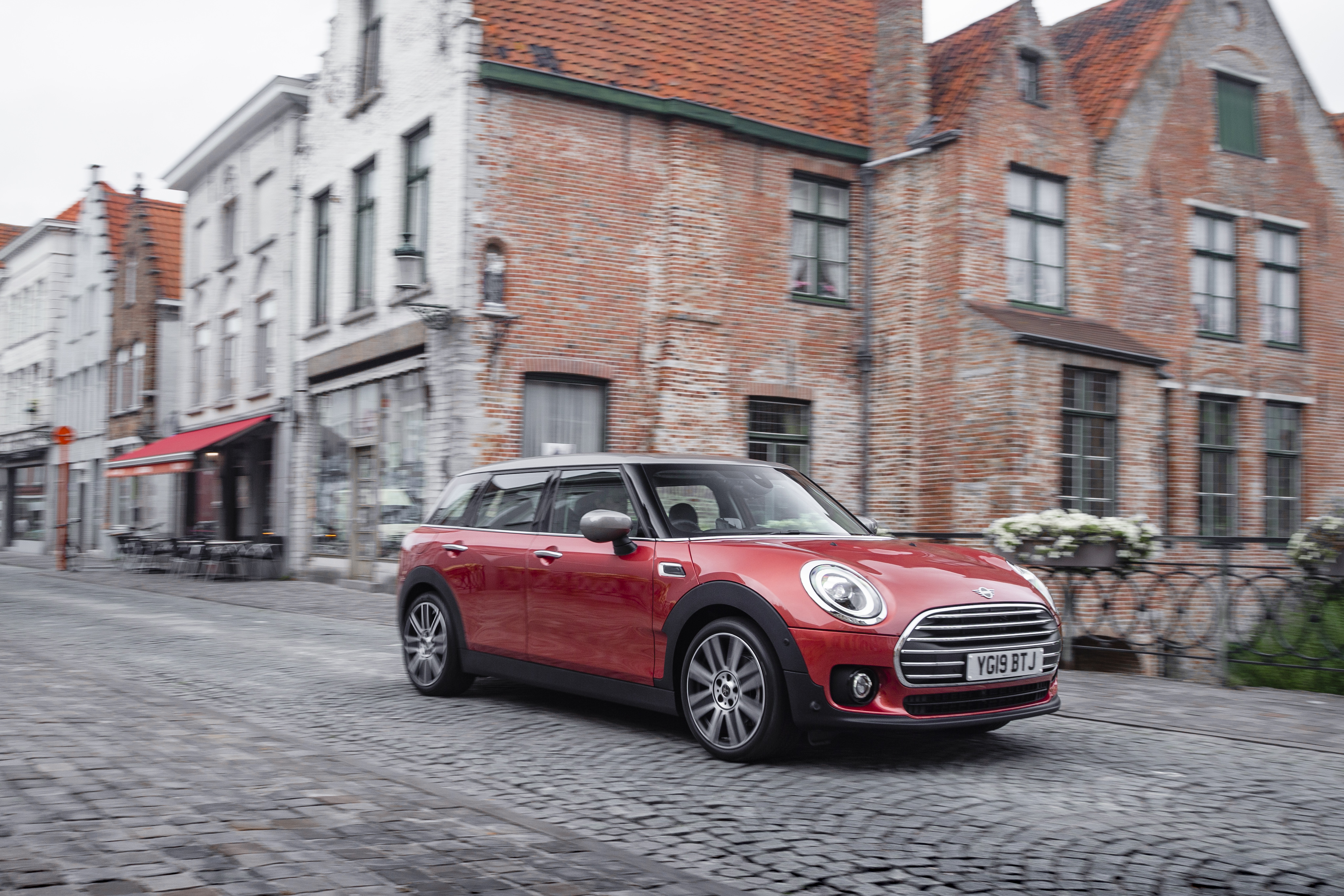 2019 MINI Clubman - Front offside 3/4 dynamic view