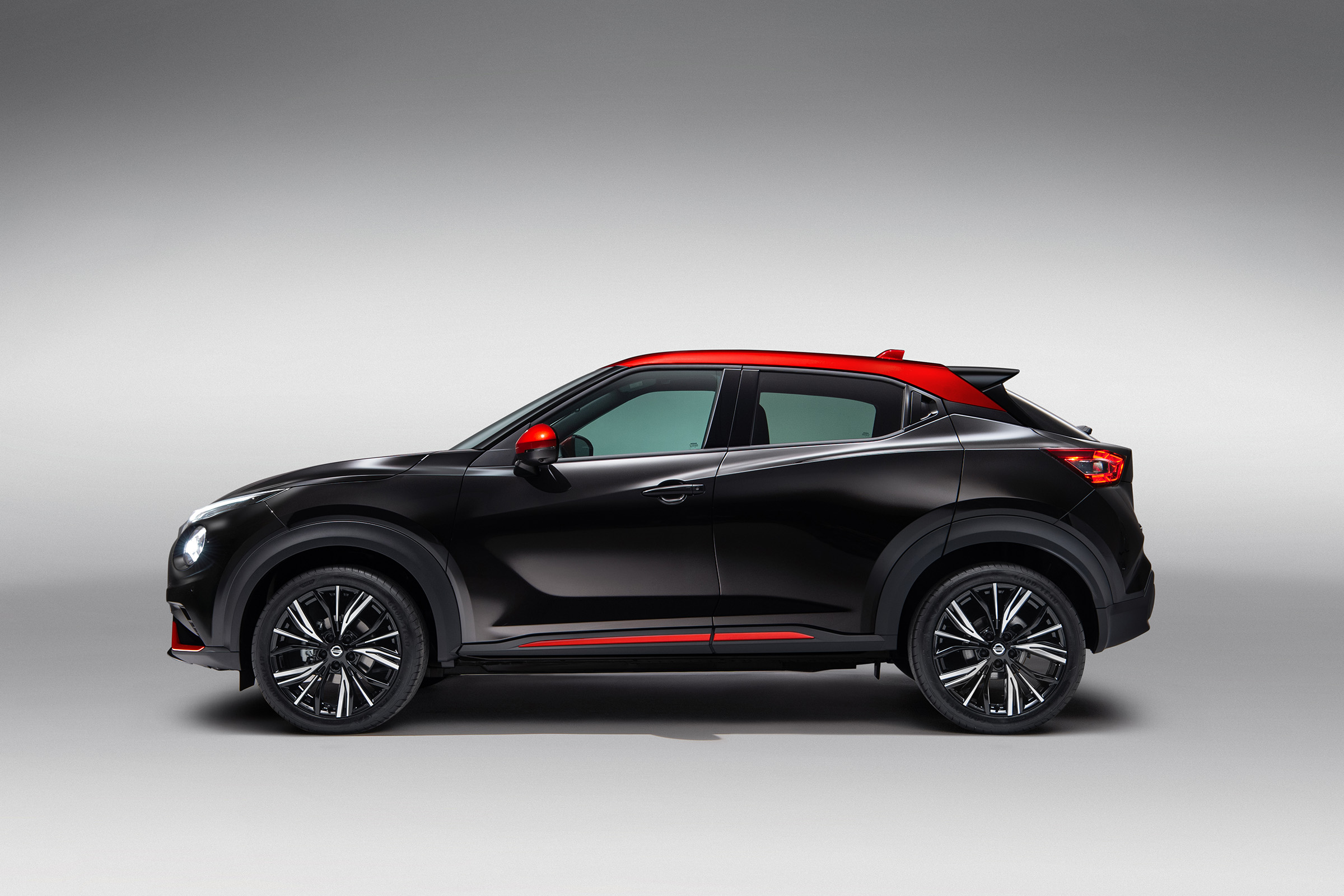 New Nissan Juke in black and red - side view