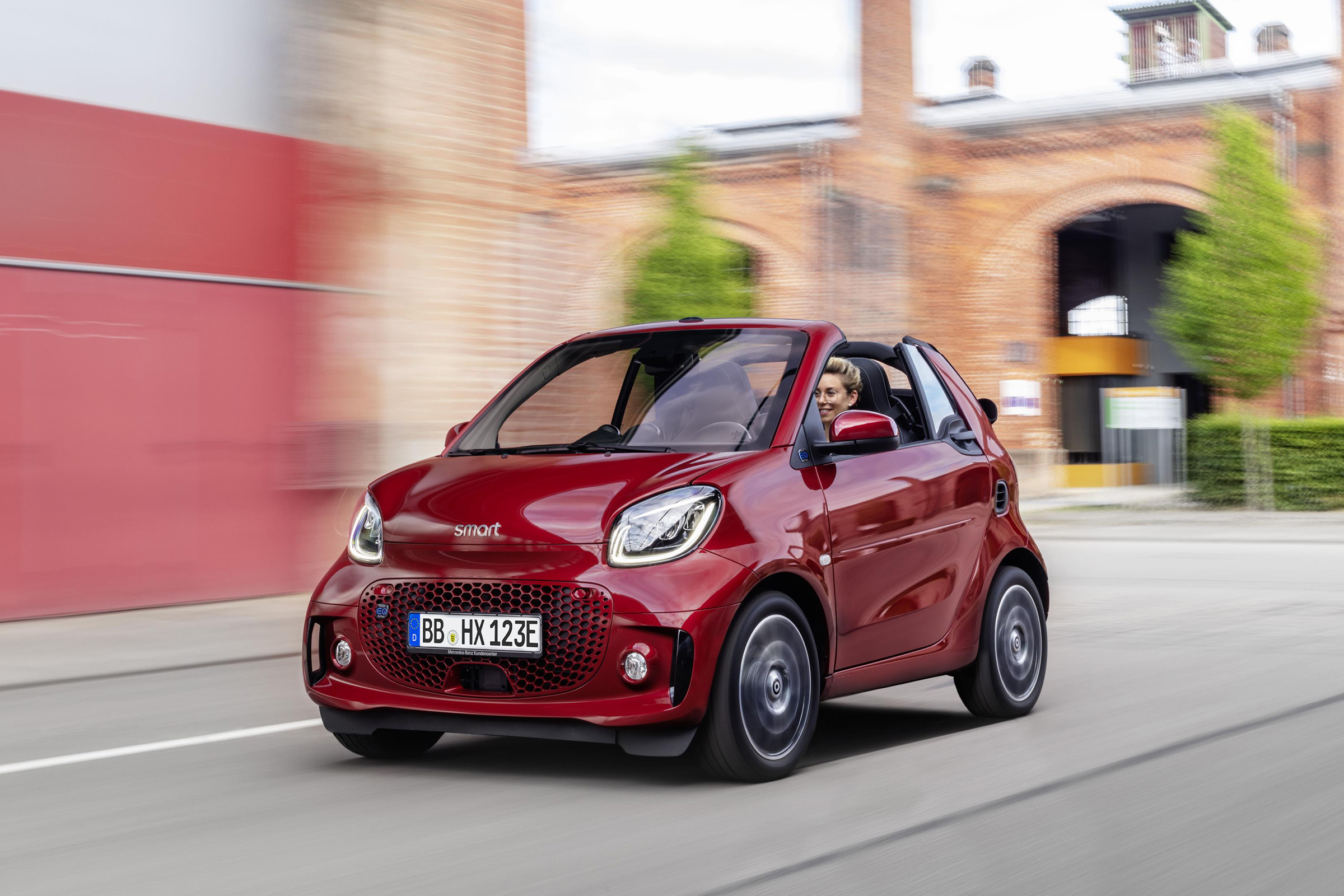 Smart EQ ForTwo Cabrio driving