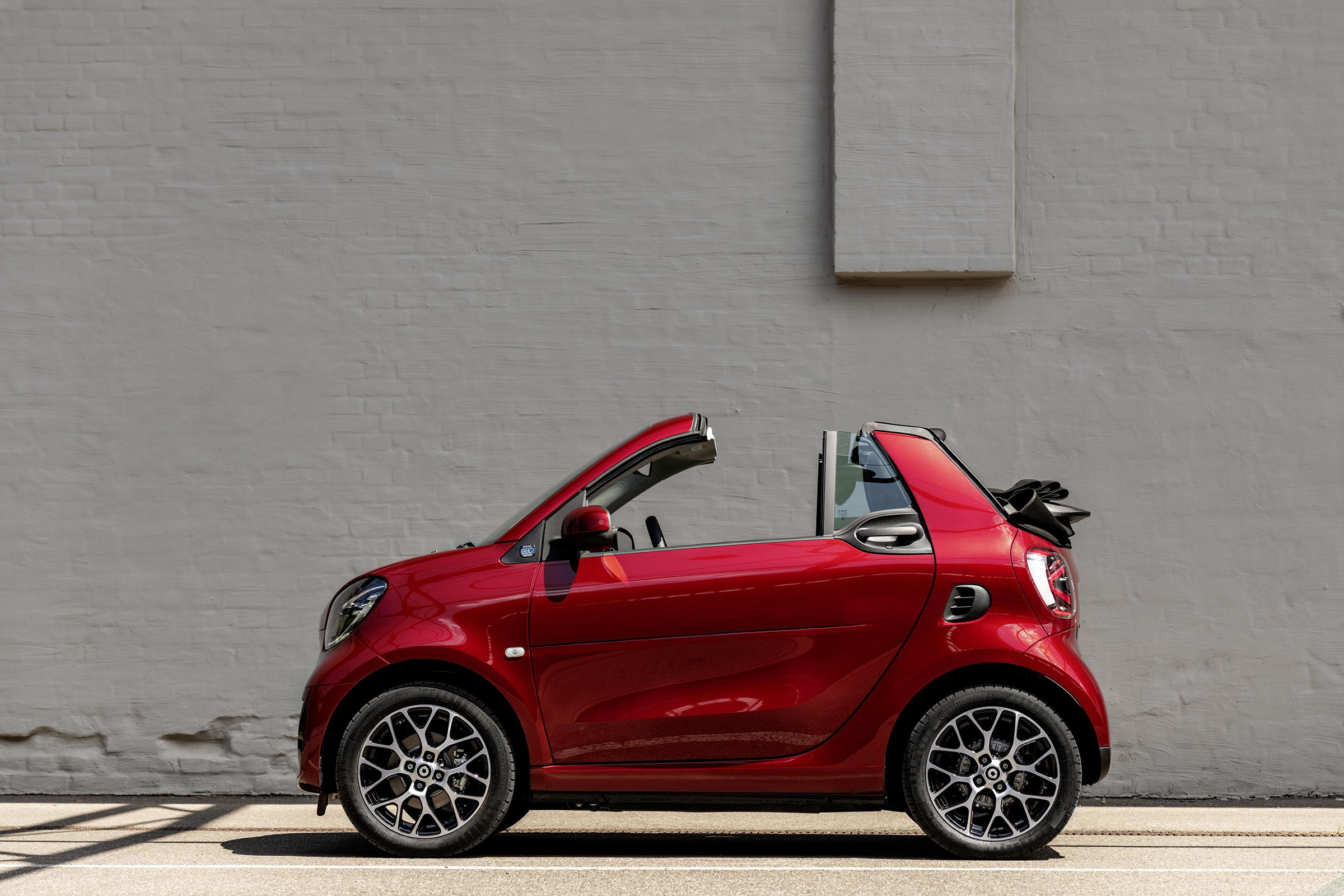 Smart EQ ForTwo Cabrio side view