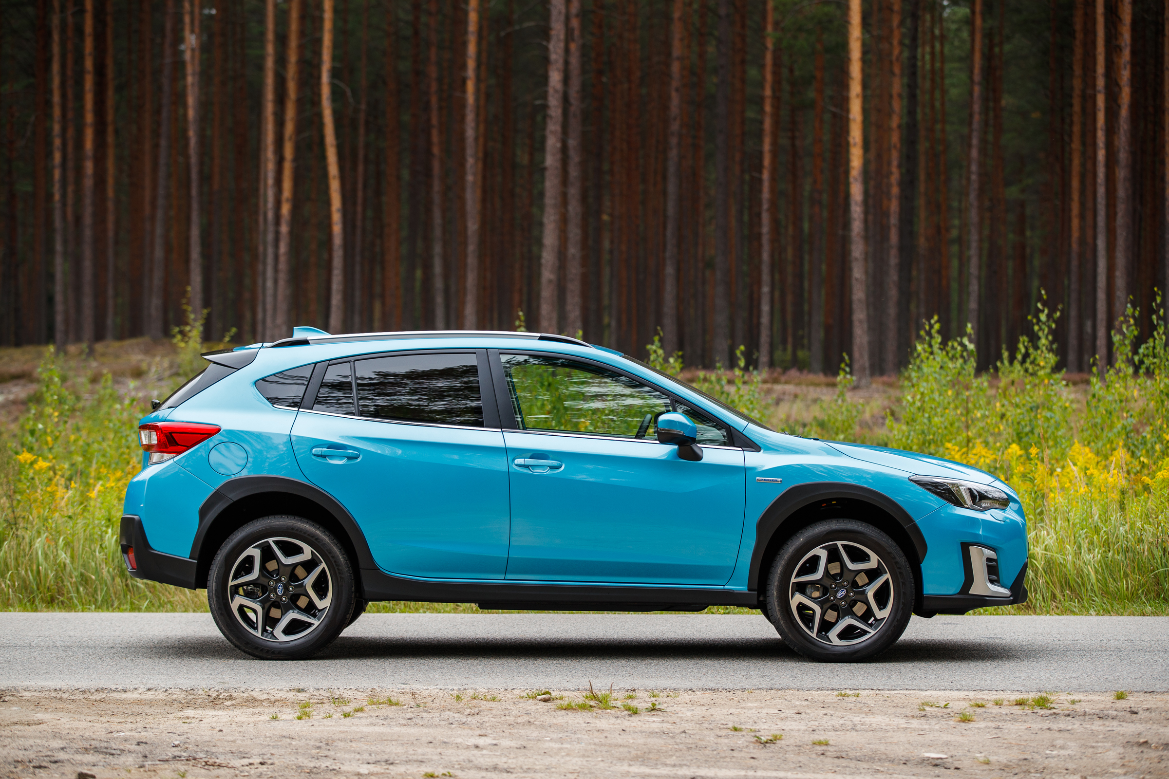 Subaru XV e-Boxer - side on view