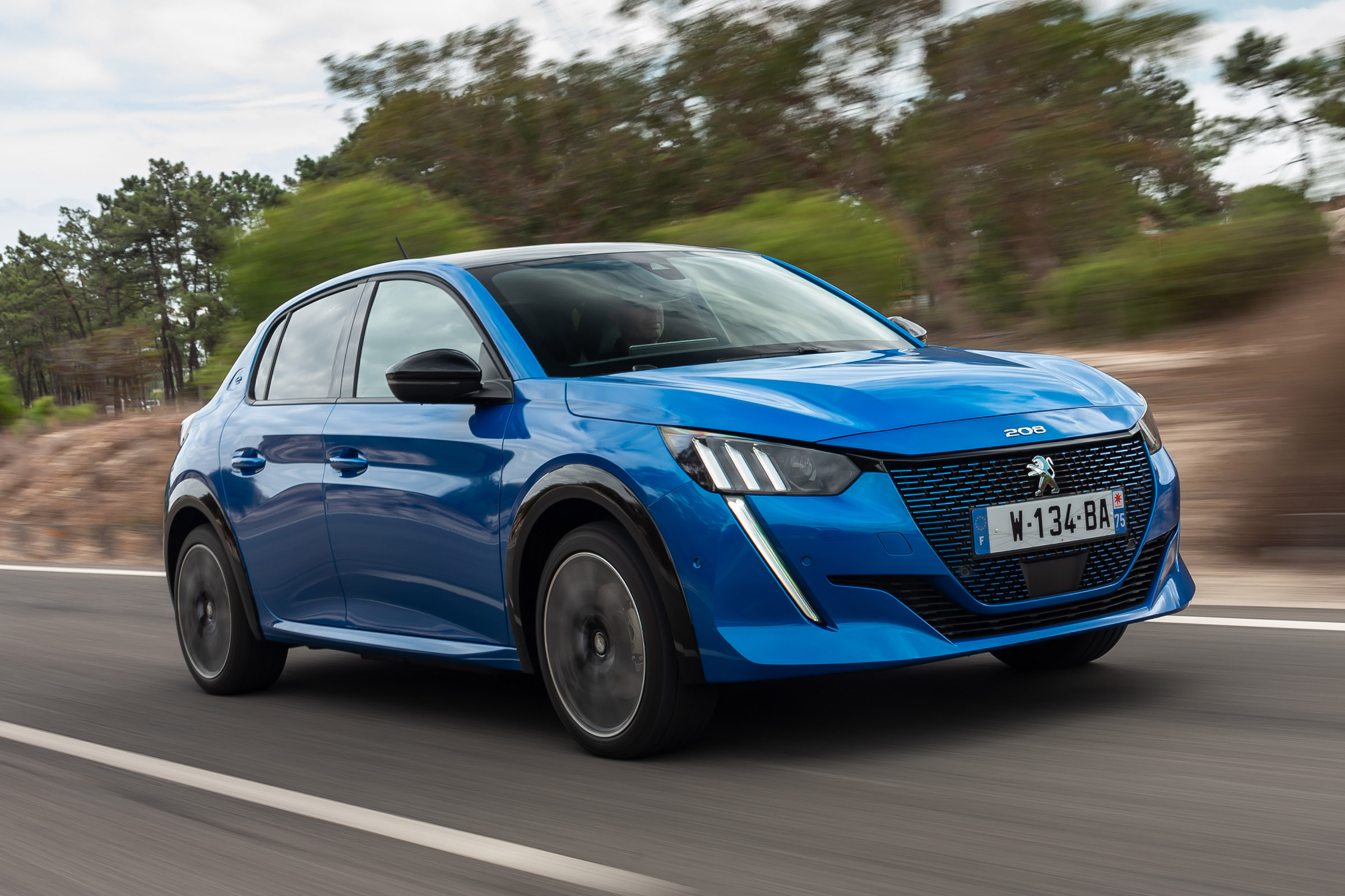 Peugeot e-208 hatchback front 3/4 tracking