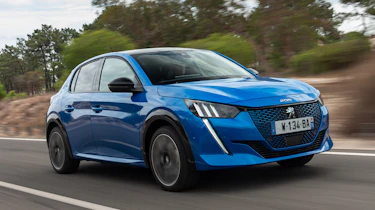 Peugeot e-208 hatchback front 3/4 tracking