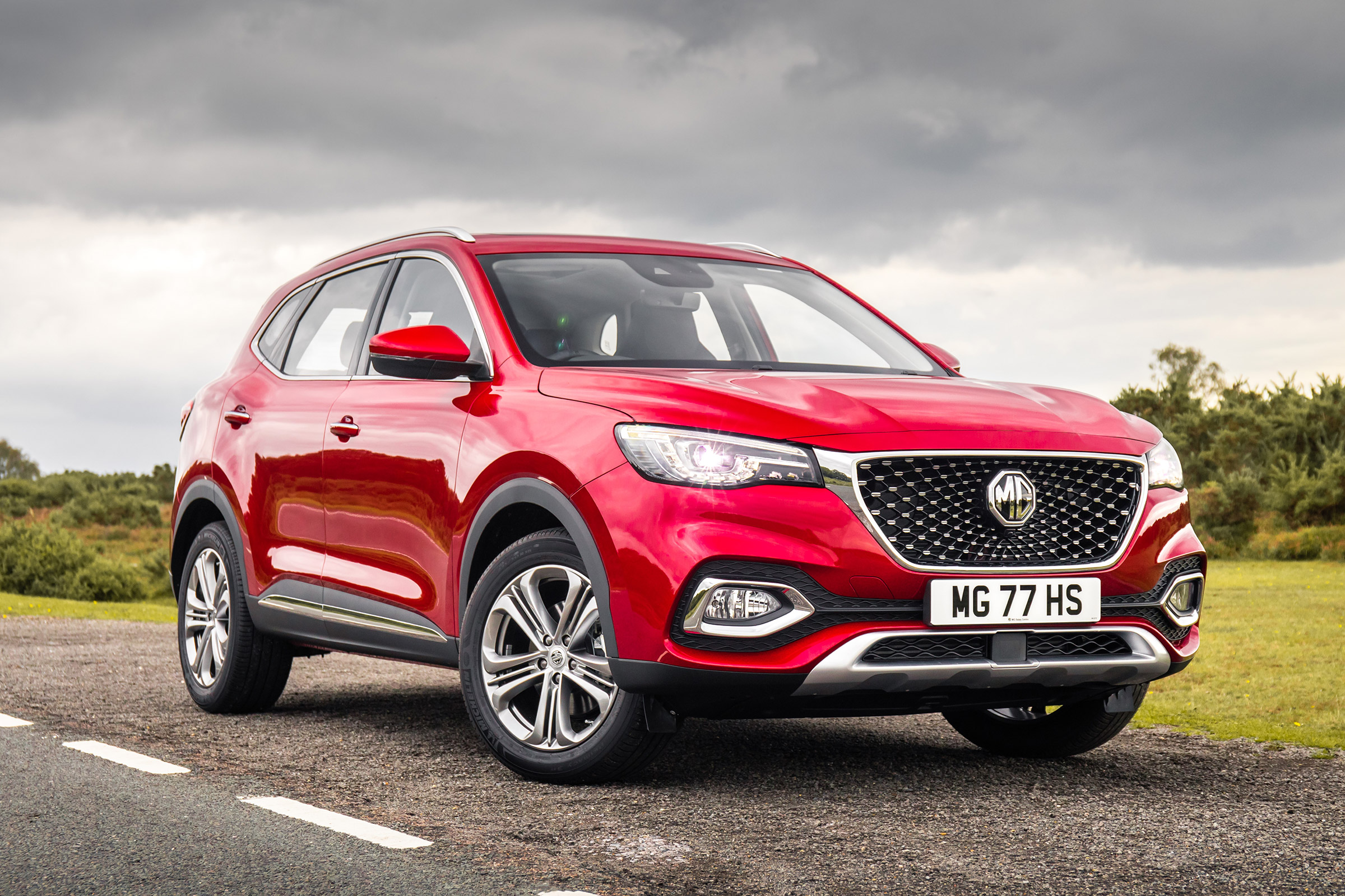 MG HS SUV front 3/4 static
