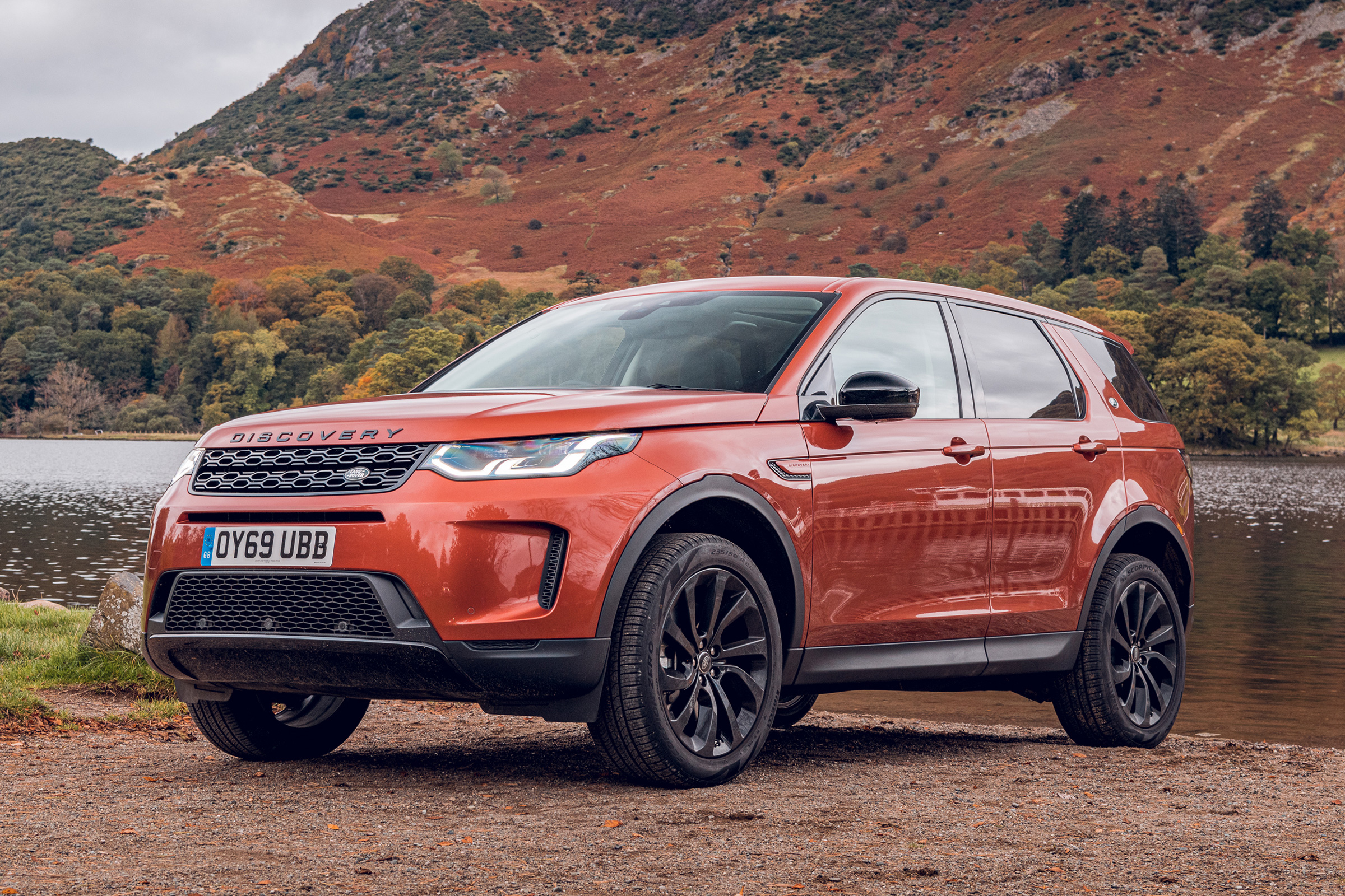 Land Rover Discovery Sport front 3/4 static