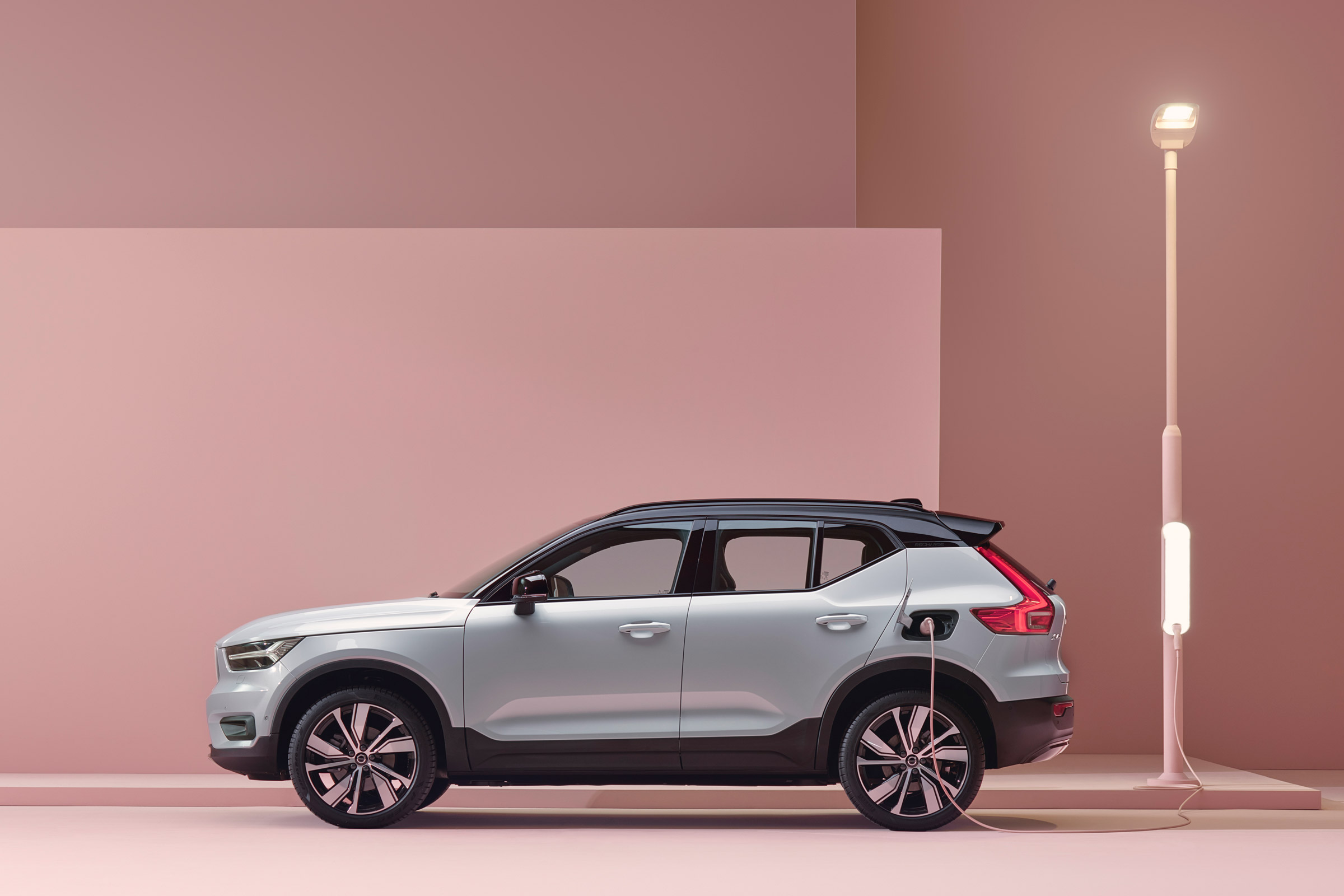 Volvo XC40 Recharge side on