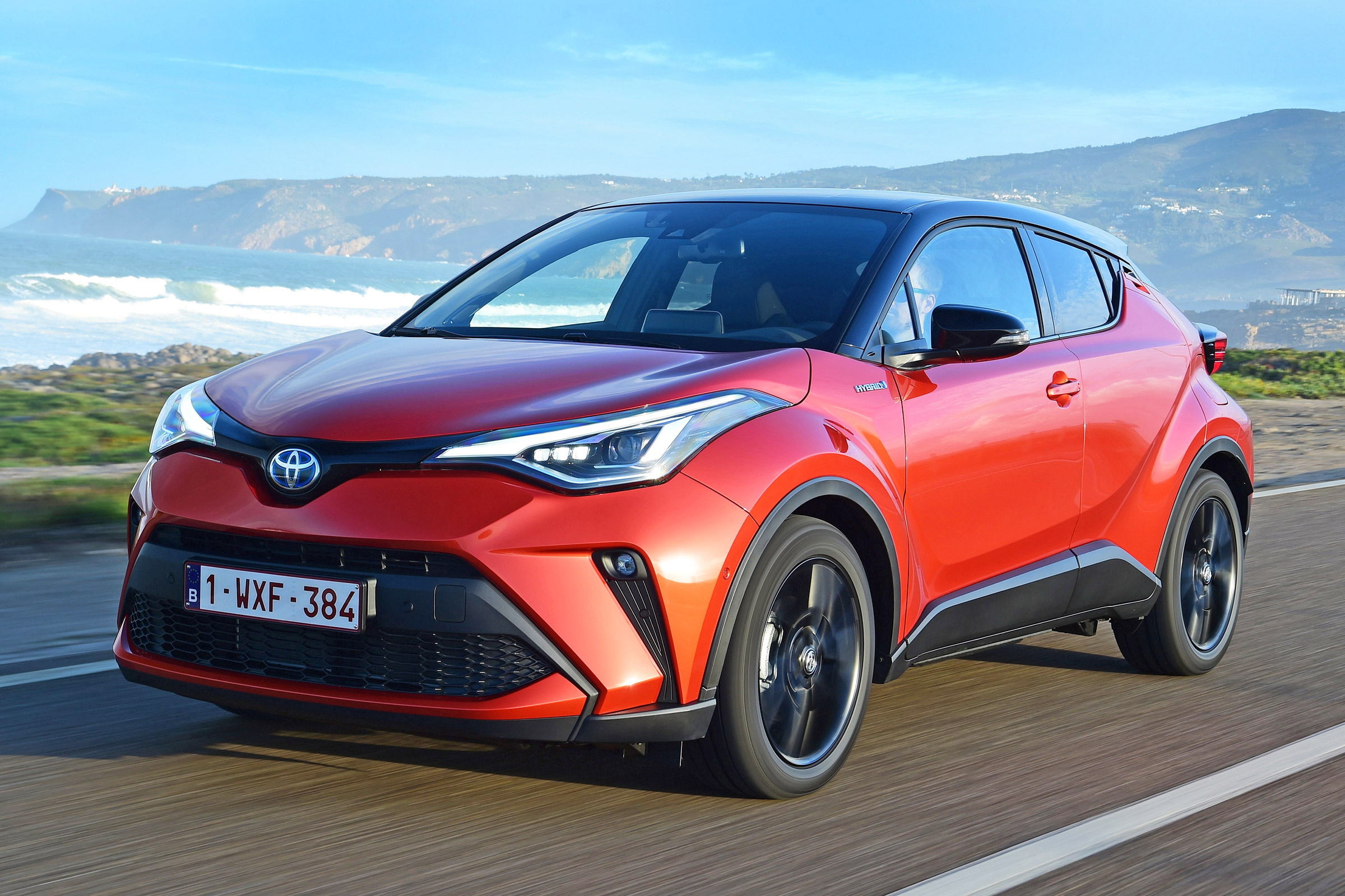 Toyota C-HR Hybrid 2.0-litre - front 3/4 dynamic