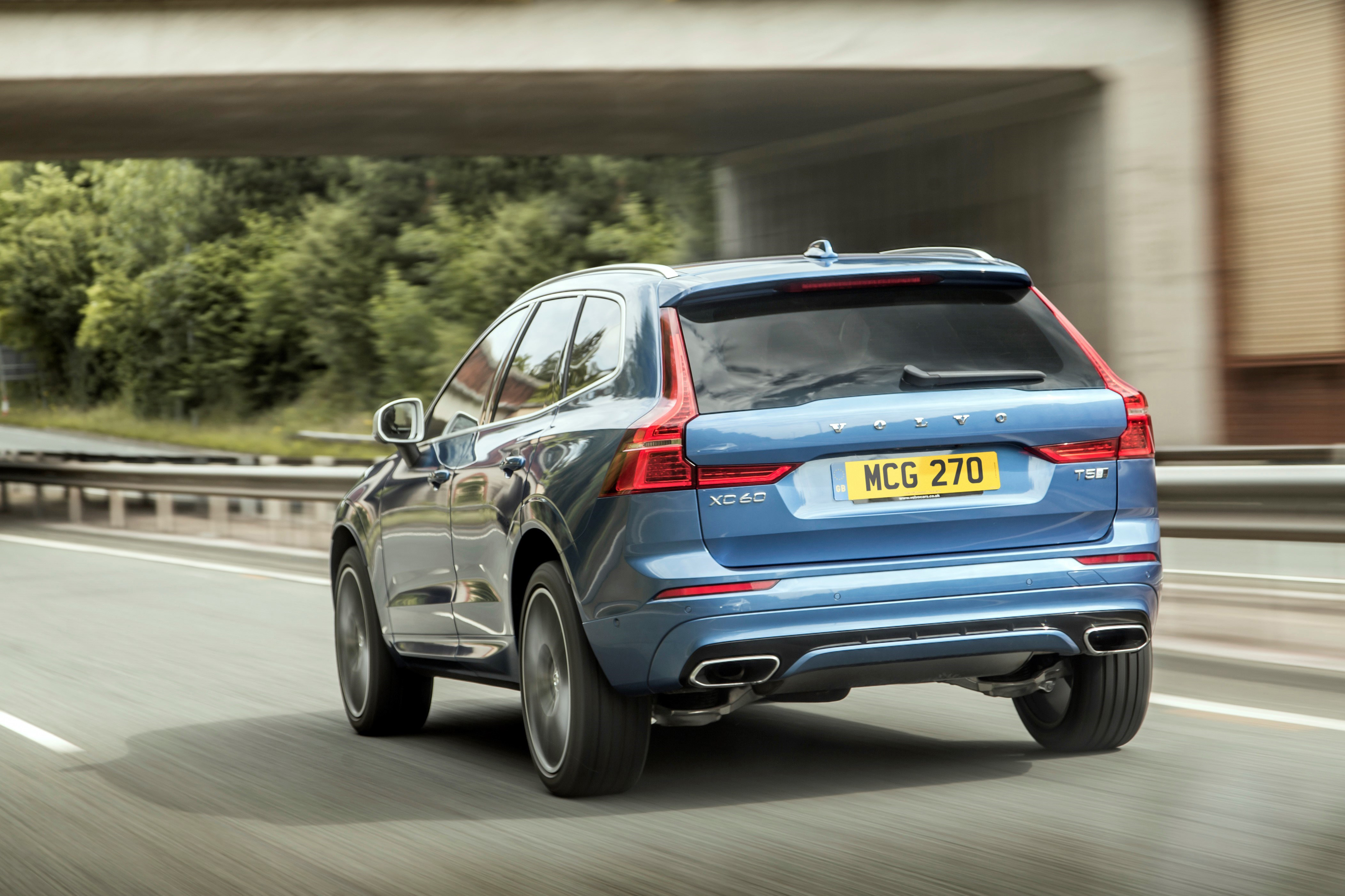 Volvo XC60 T8 - rear 3/4 dynamic 