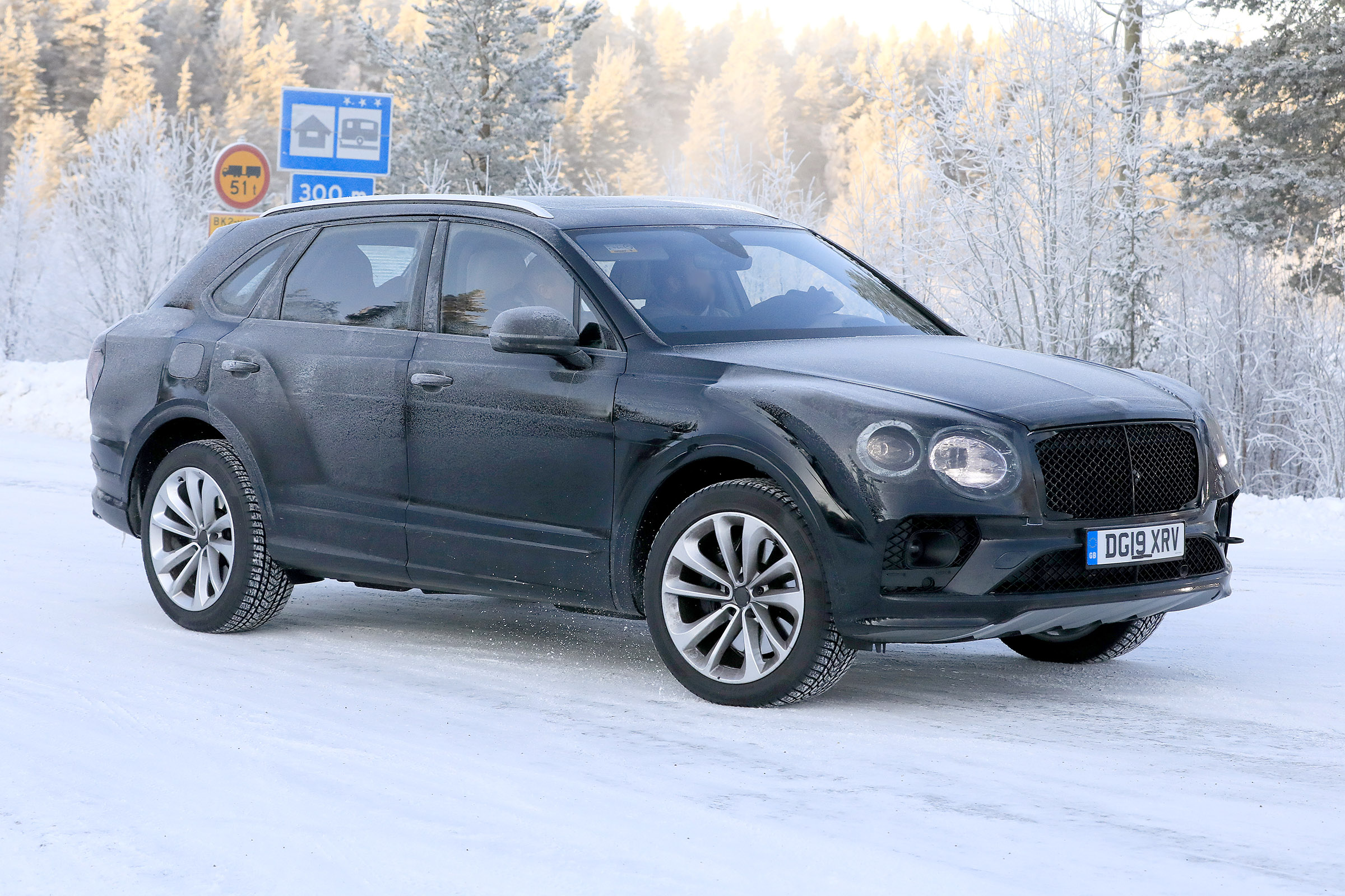 Bentley Bentayga facelift spotted testing - side view