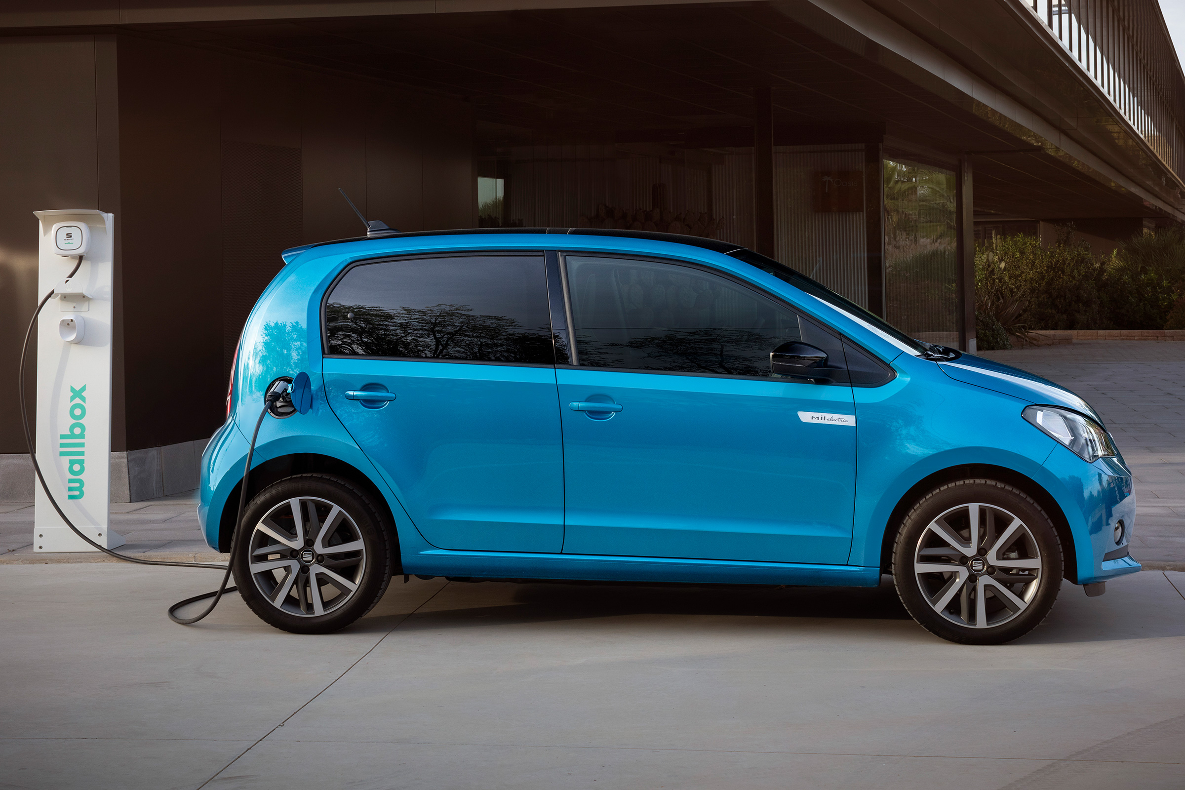 2019 SEAT Mii Electric - Side view charging