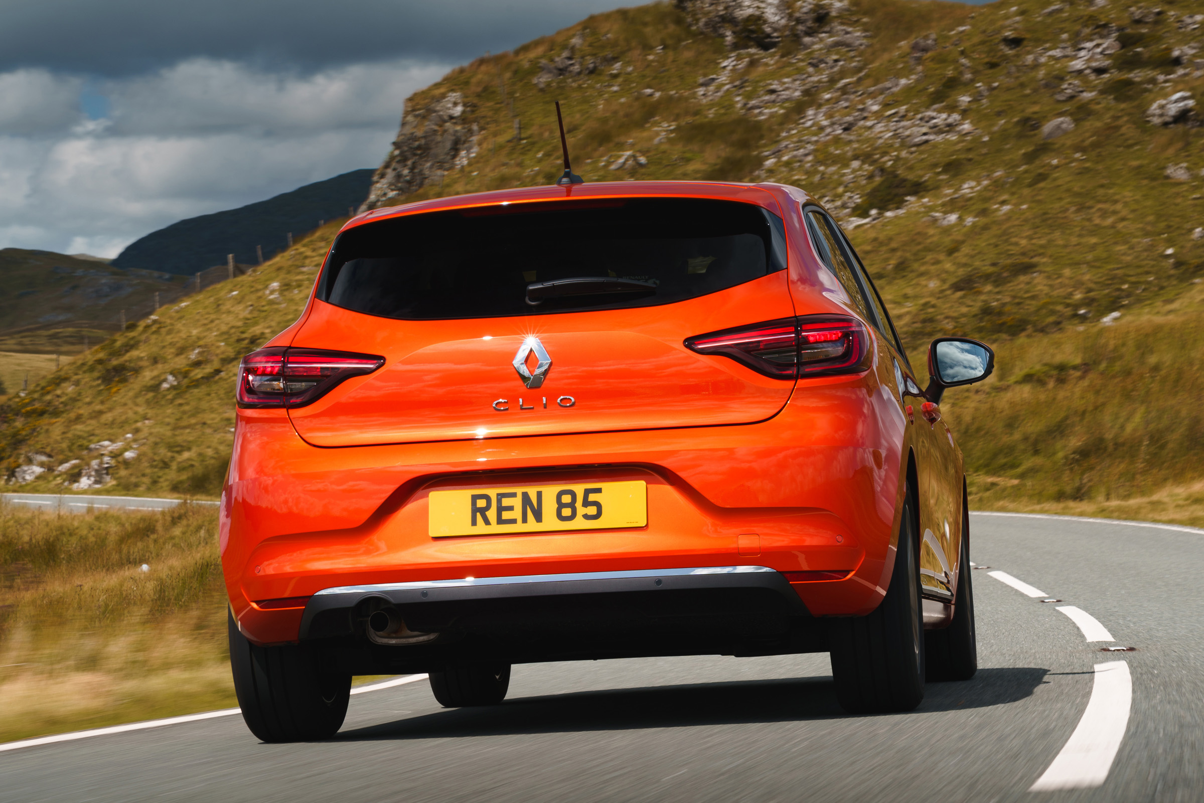 2019 Renault Clio - 3/4 rear dynamic view