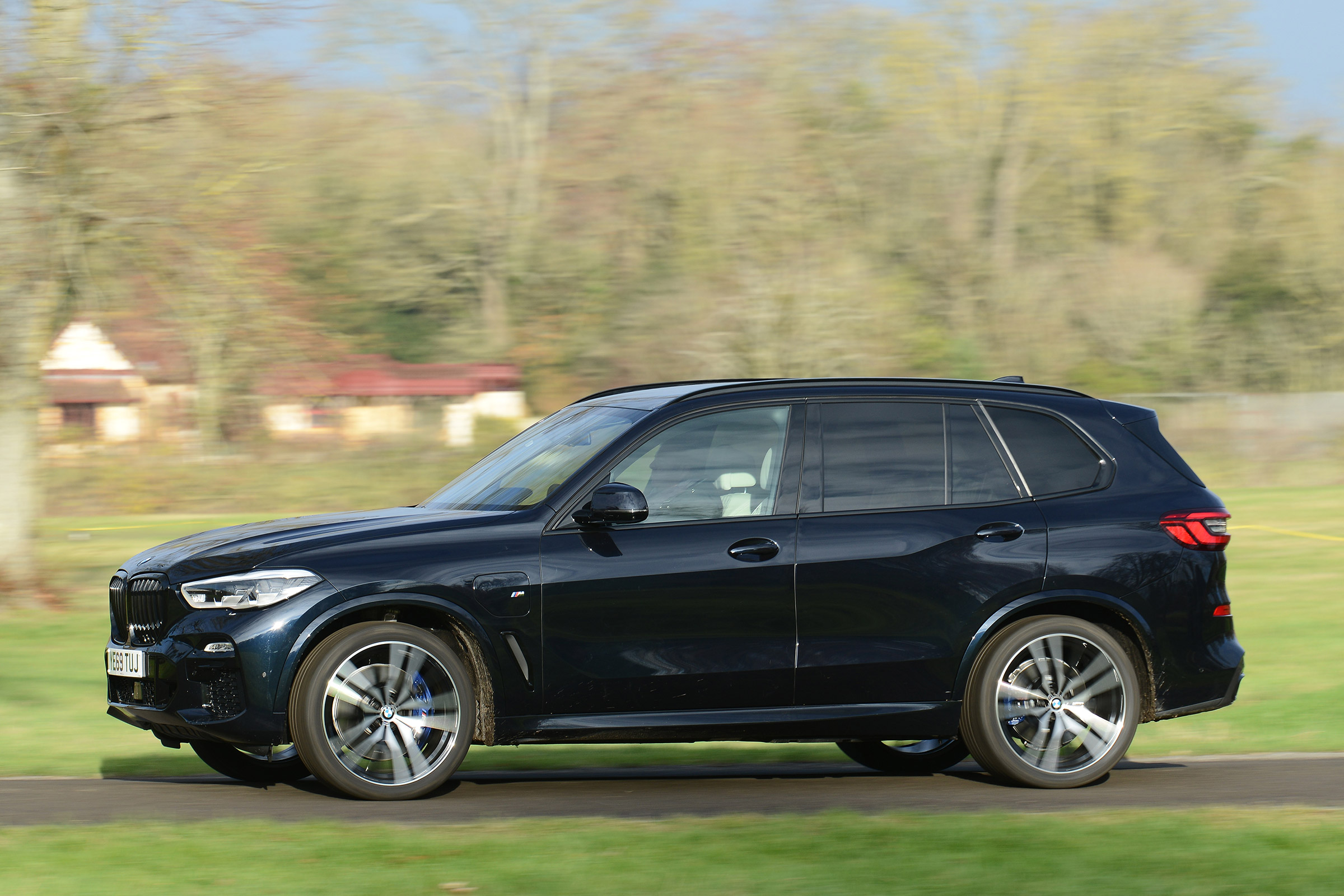 BMW X5 xDrive45e SUV side panning