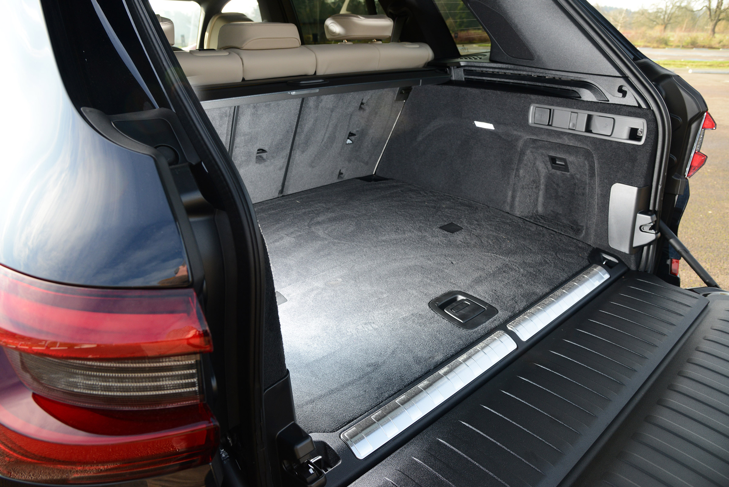 BMW X5 xDrive45e SUV boot