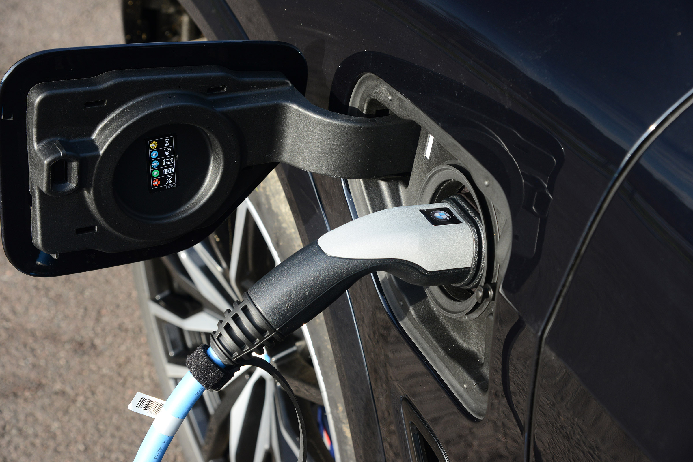 BMW X5 xDrive45e SUV plug
