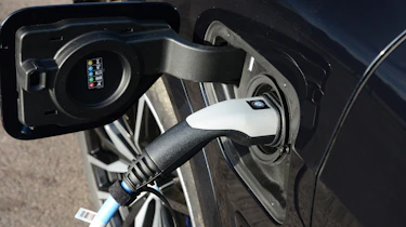 BMW X5 xDrive45e SUV plug