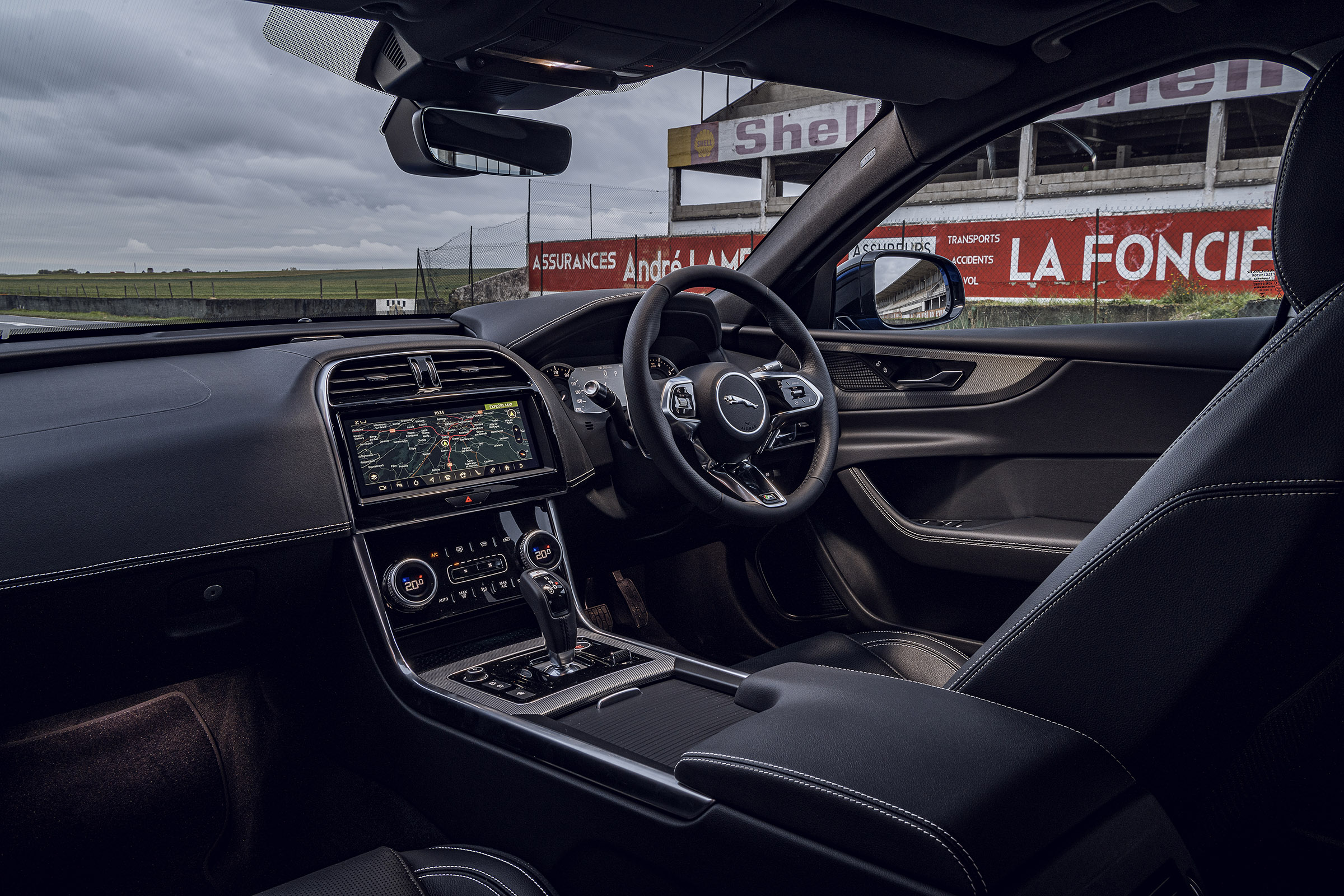 Jaguar XE Reims Edition interior