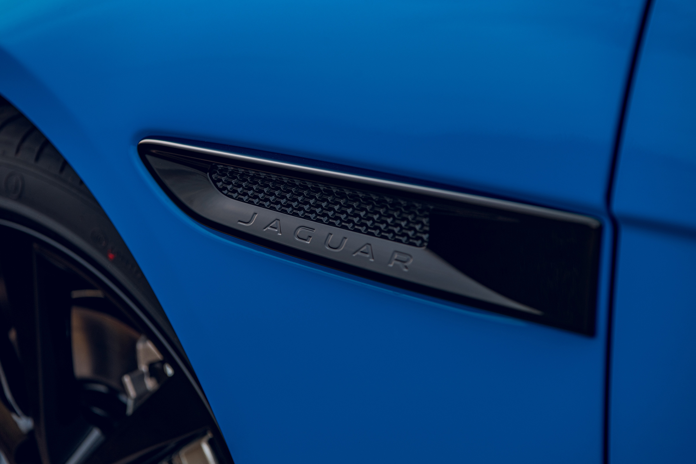 Jaguar XE Reims Edition side strake