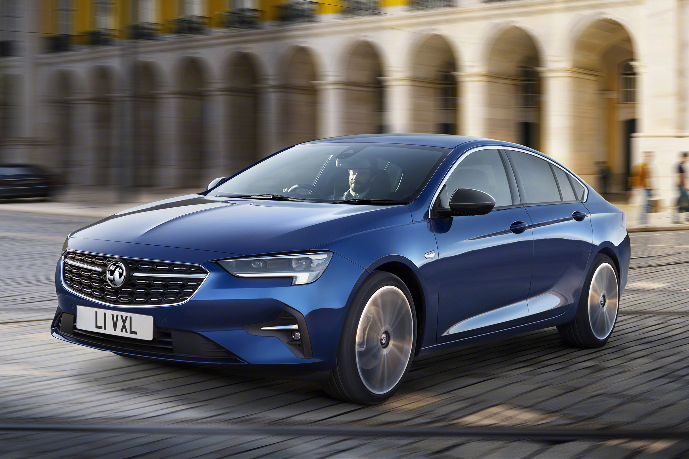 Vauxhall Insignia facelift driving