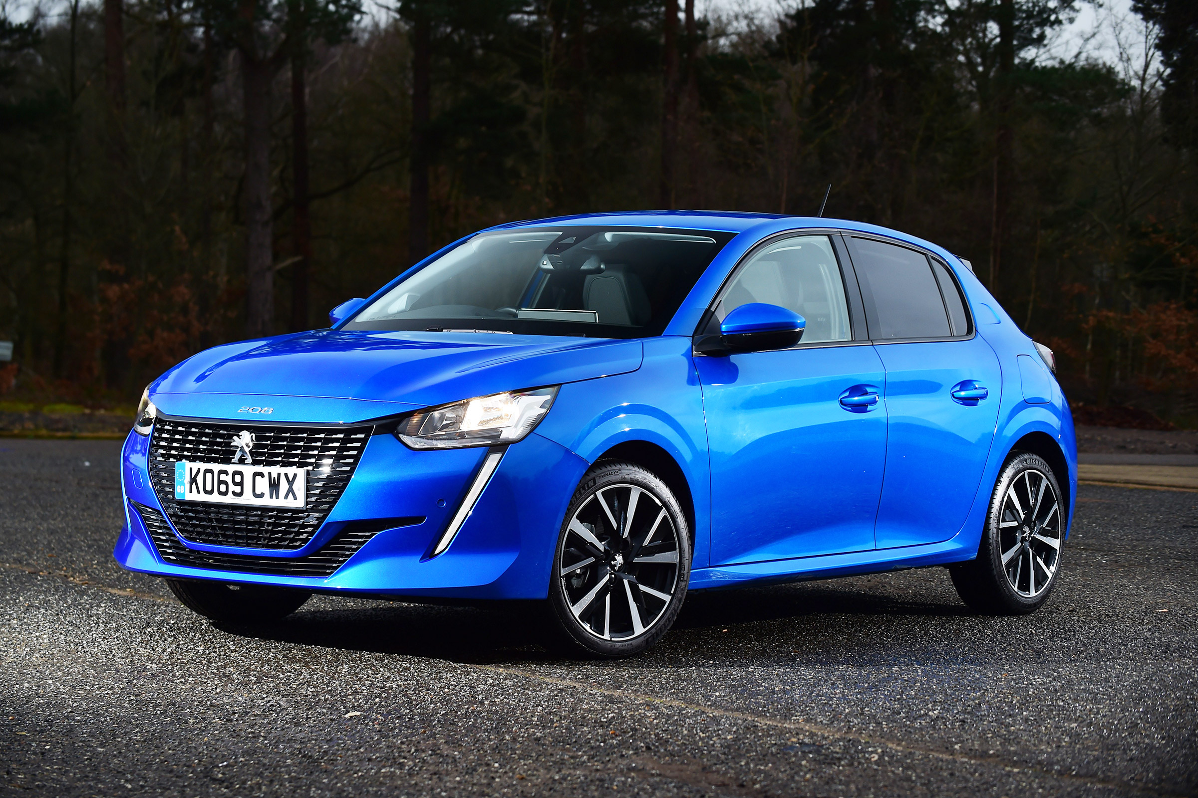 Peugeot 208 hatchback front 3/4 static
