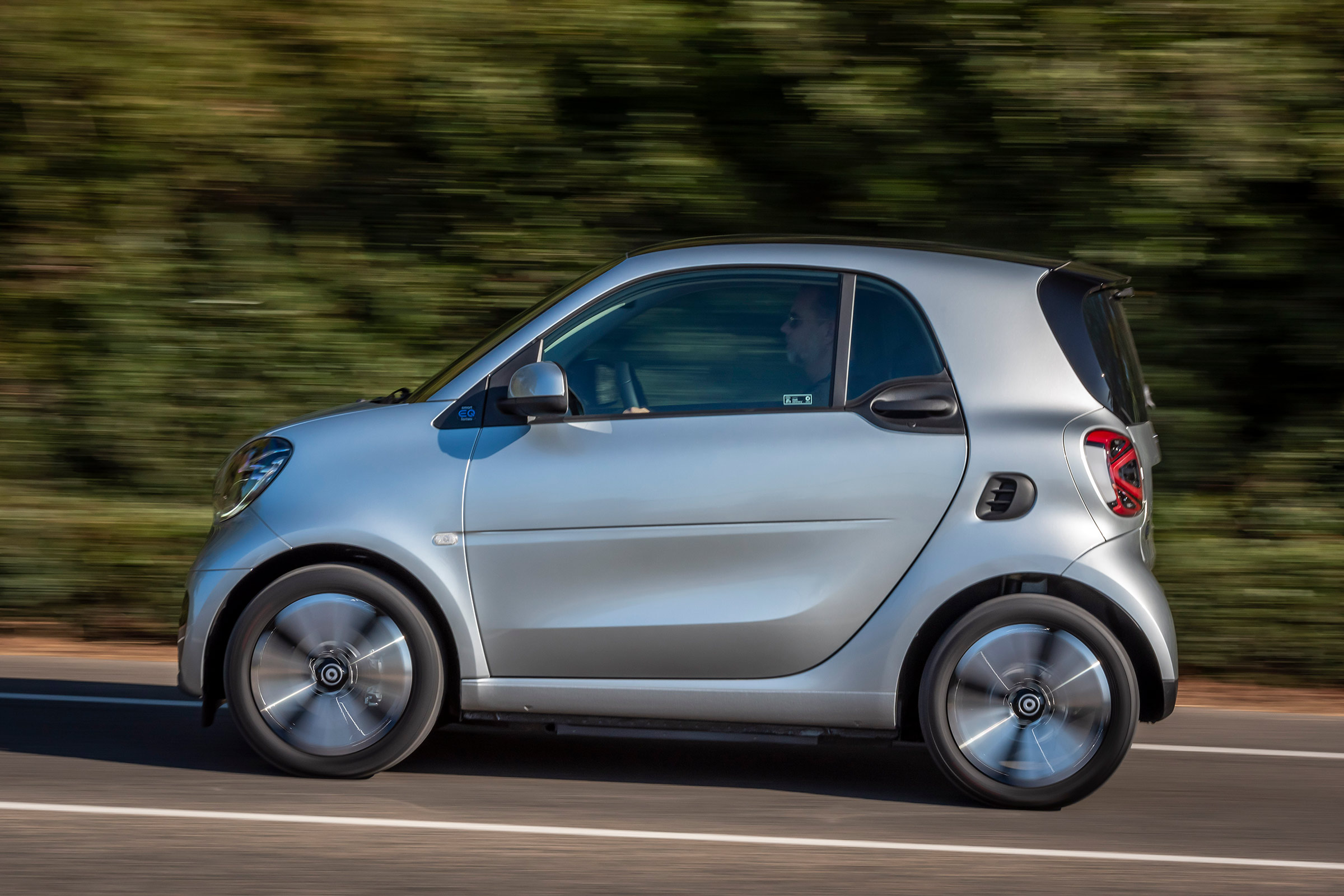 Smart EQ ForTwo hatchback side panning
