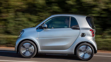 Smart EQ ForTwo hatchback side panning