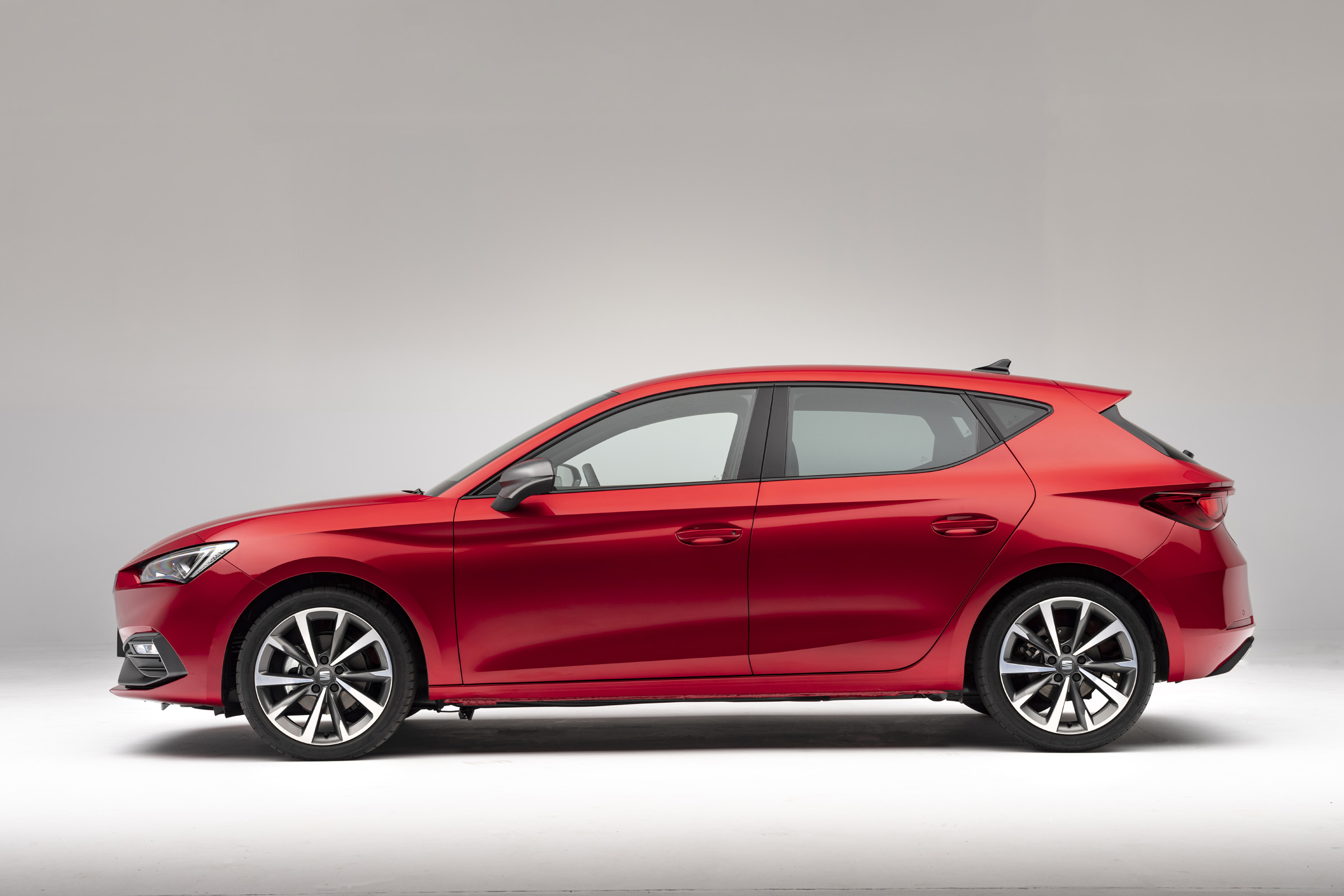 2020 SEAT Leon - side on view