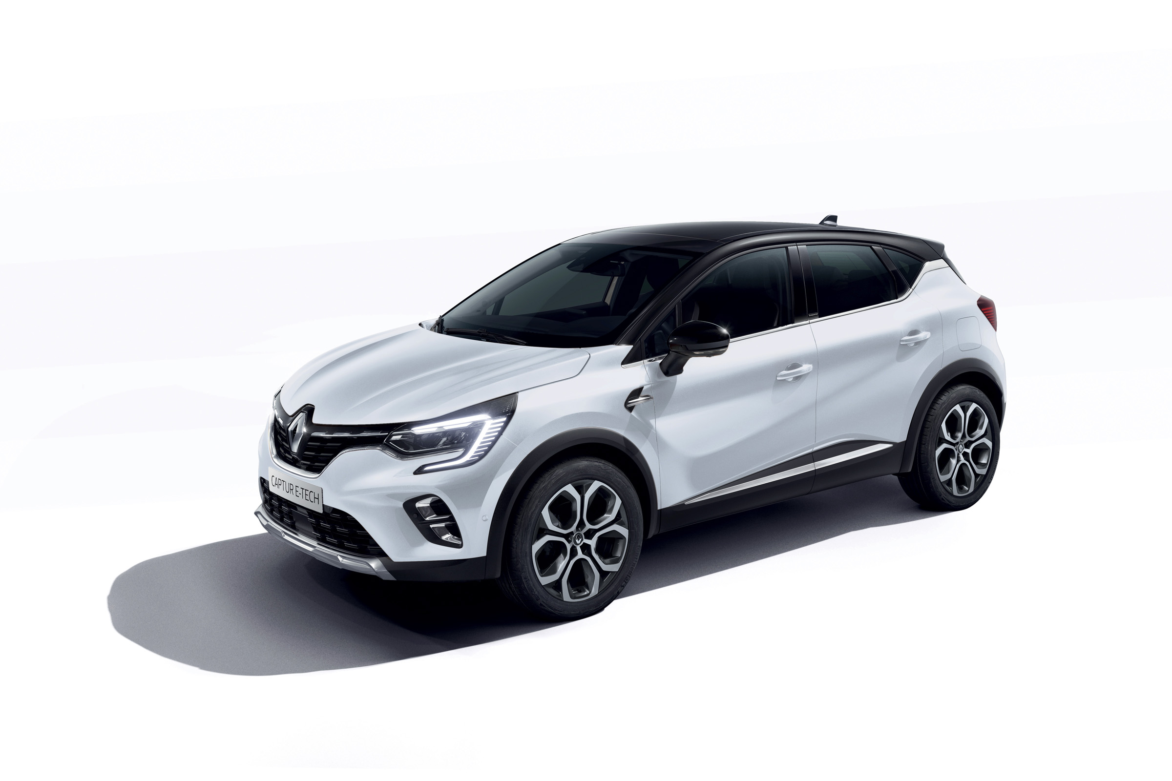 2020 Renault Captur E-Tech - Front 3/4 view