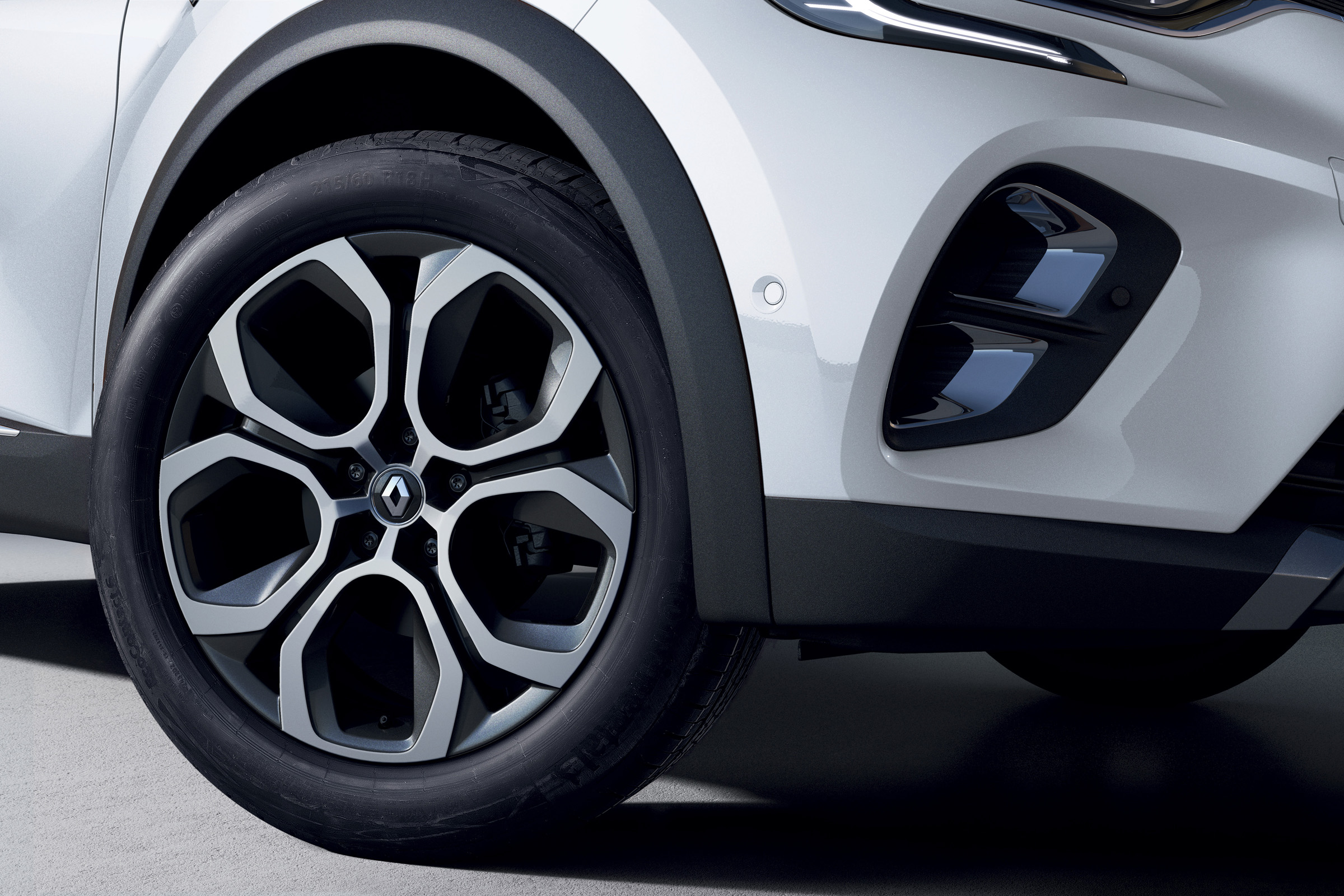 2020 Renault Captur E-Tech - Front wheel close up 
