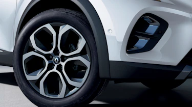 2020 Renault Captur E-Tech - Front wheel close up