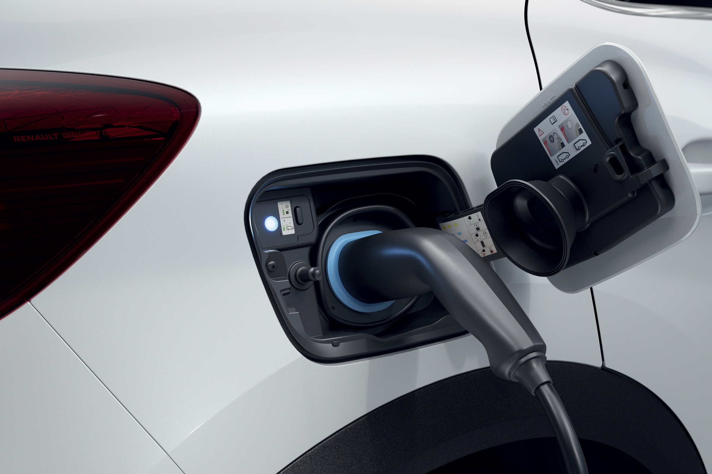 2020 Renault Captur E-Tech - Charging port 