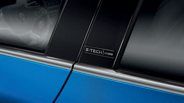 2020 Renault Clio E-Tech - Badging side
