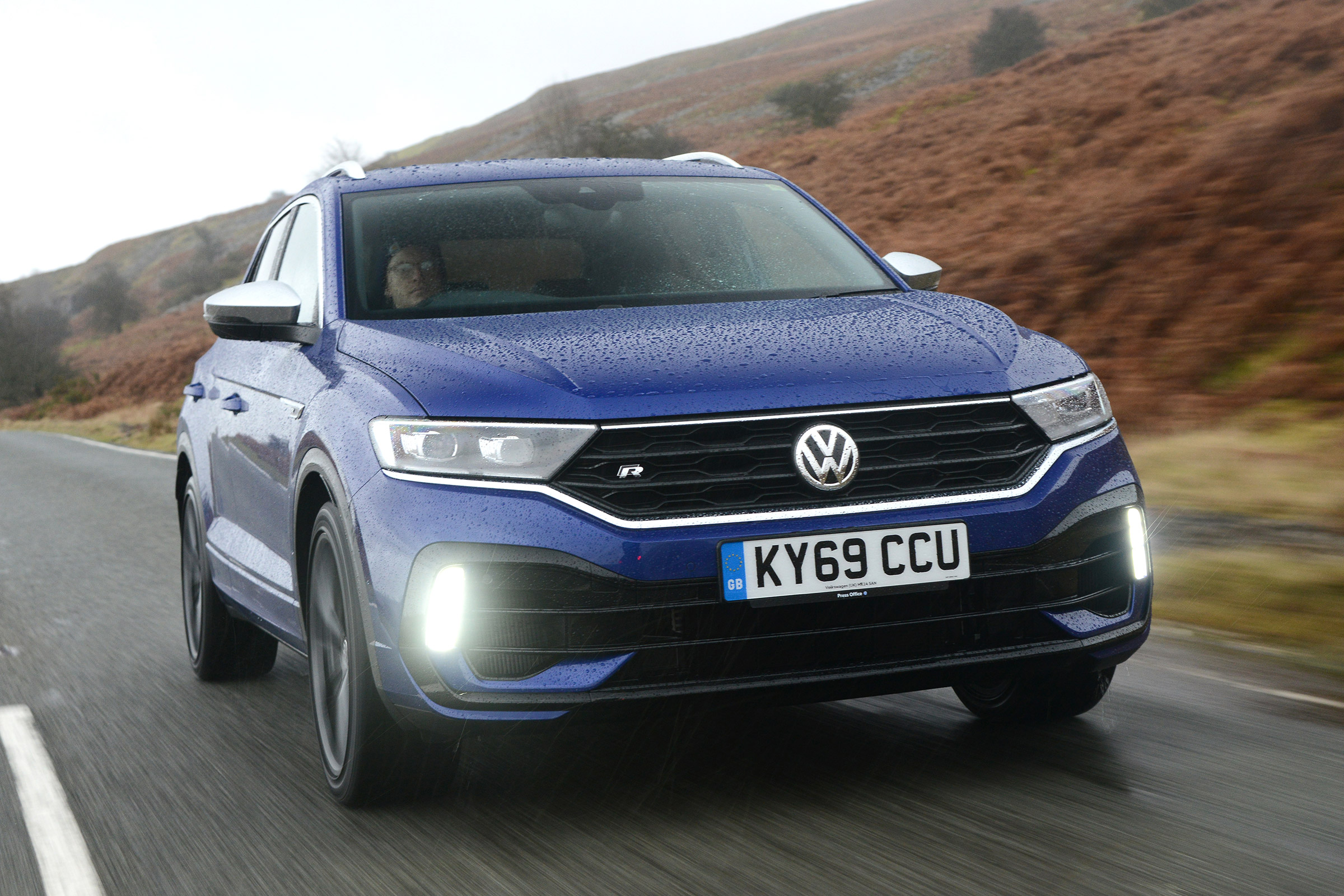 Volkswagen T-Roc R driving - close up