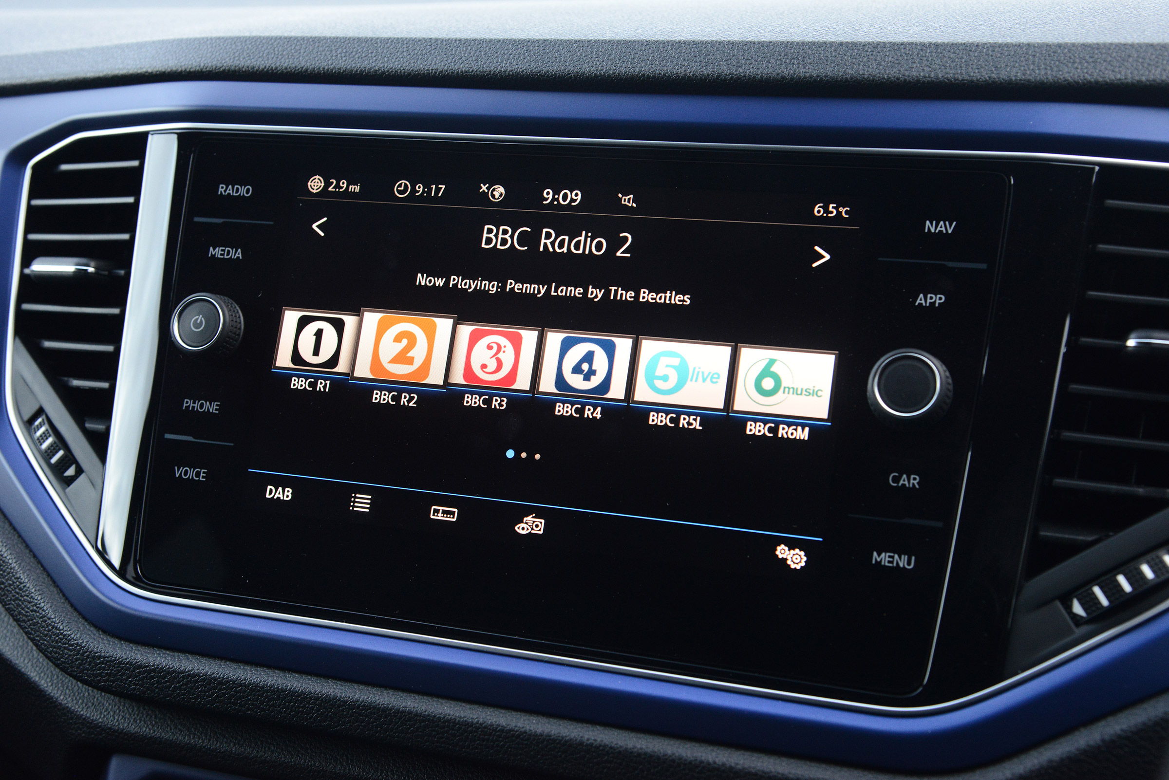 Volkswagen T-Roc R radio display