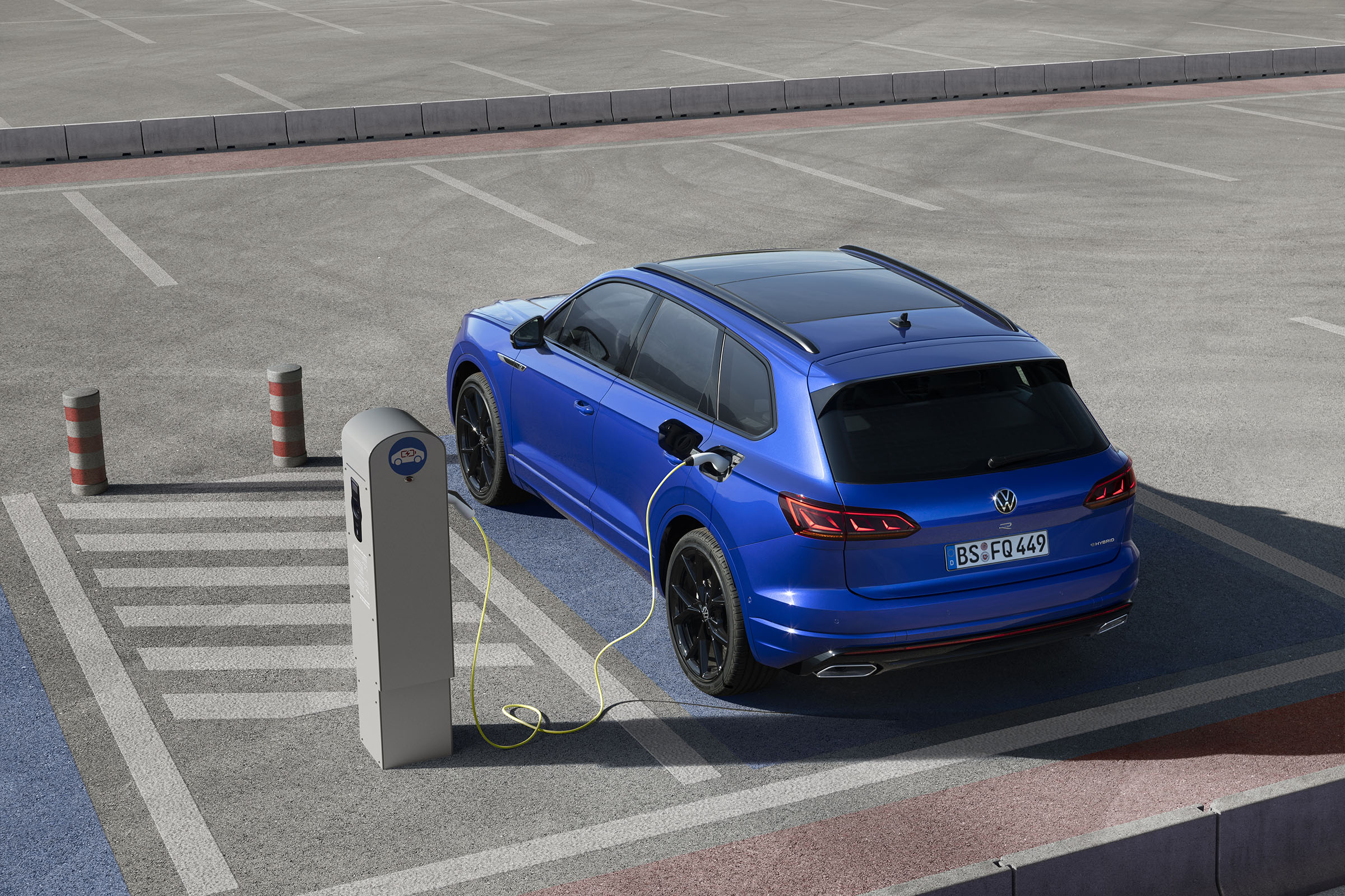 Volkswagen Touareg R charging