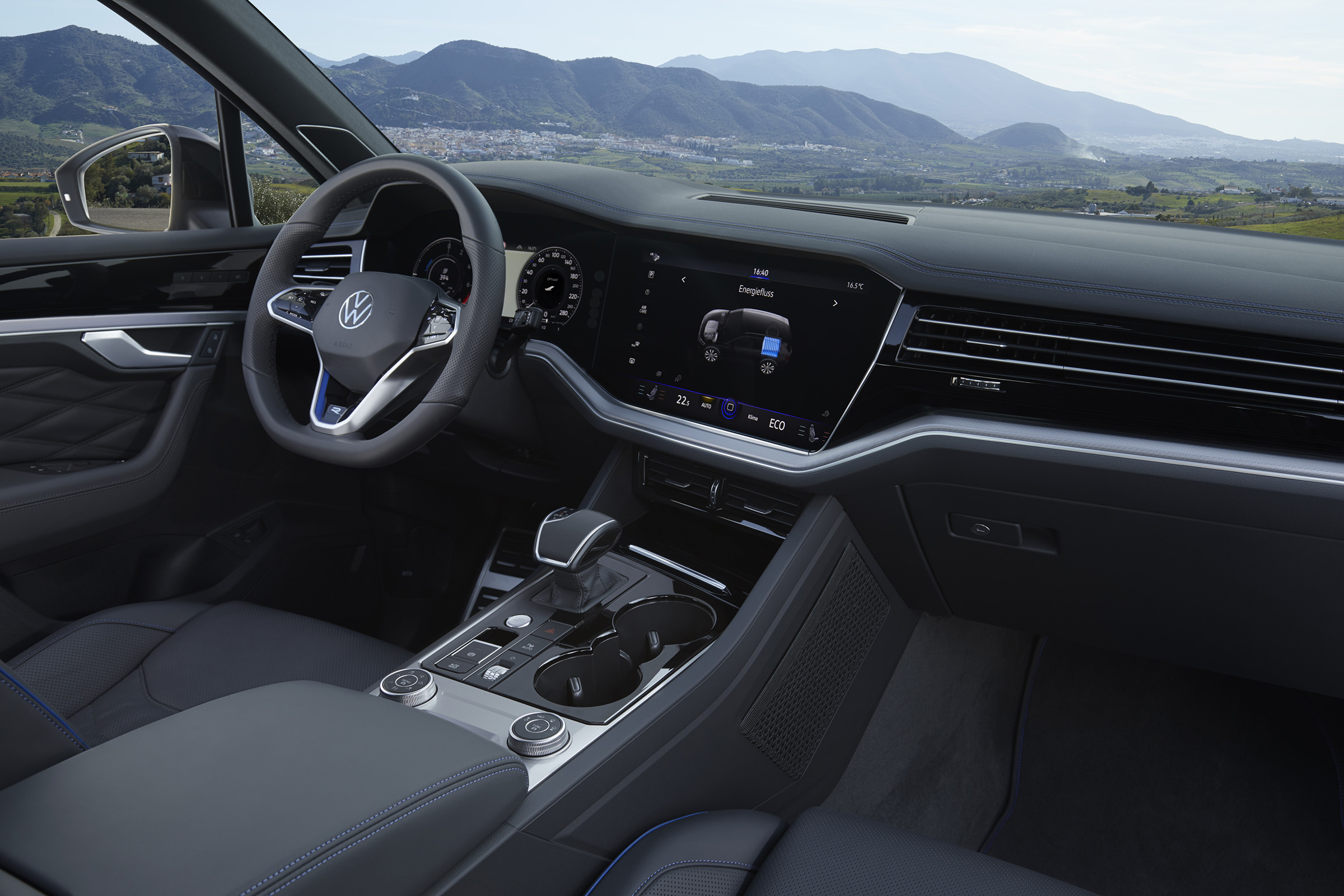 Volkswagen Touareg R interior - side view