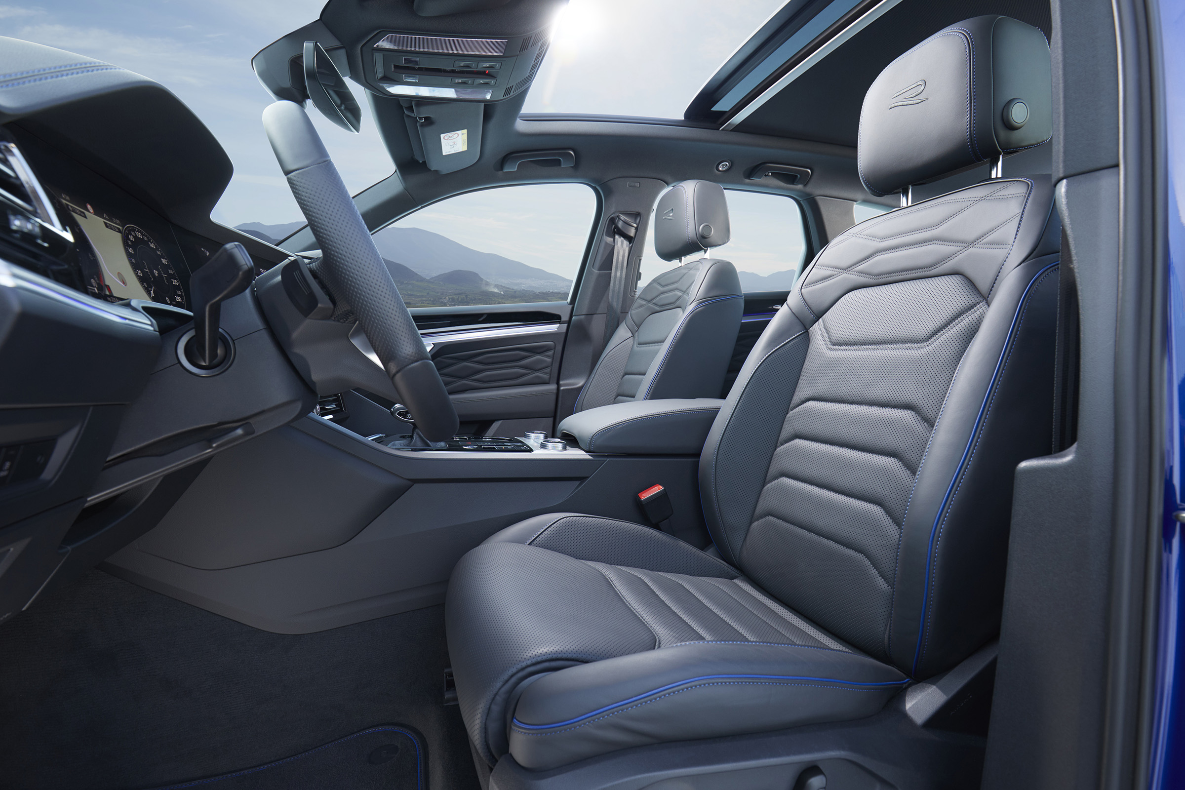 Volkswagen Touareg R front seats