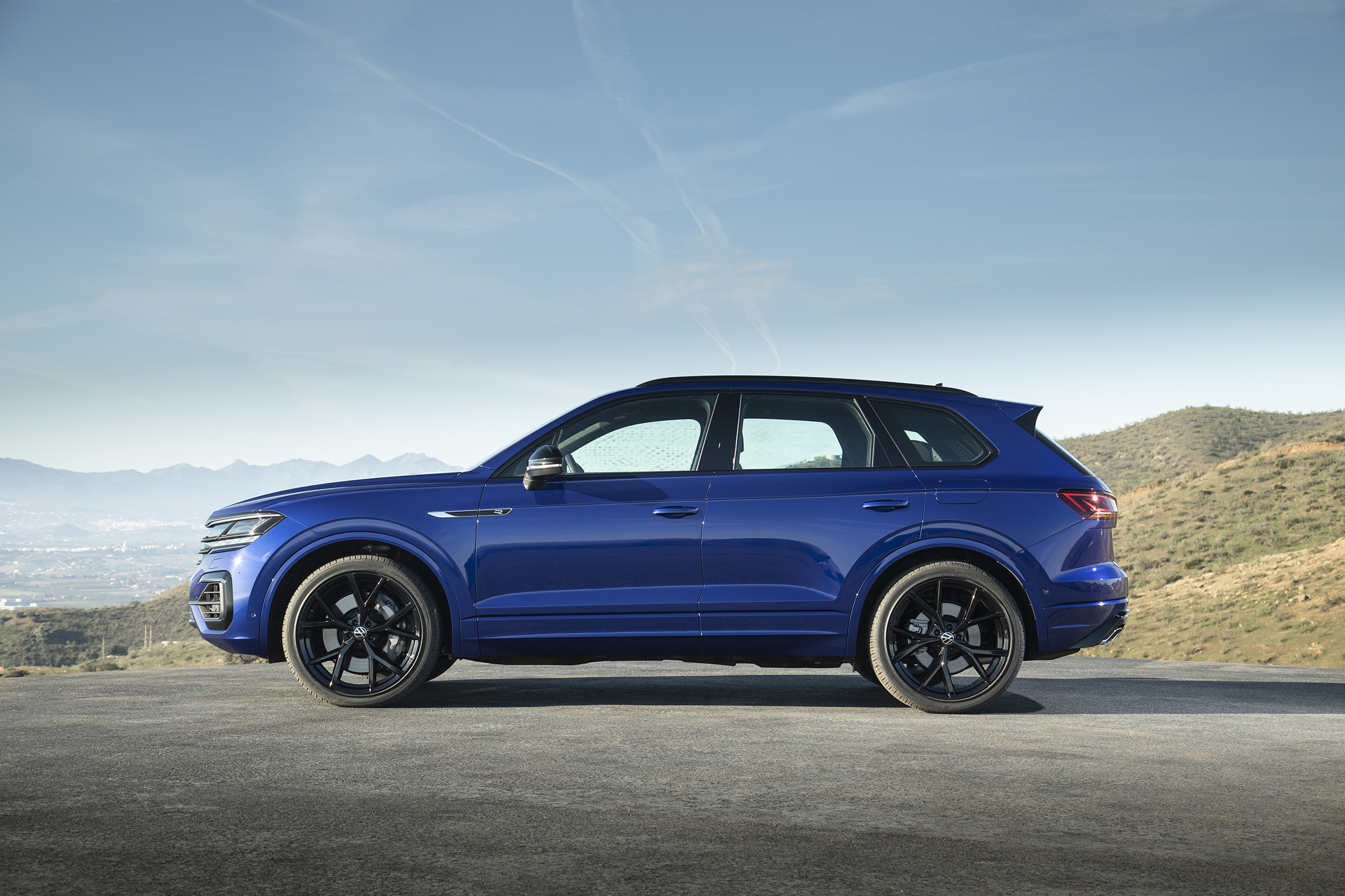 Volkswagen Touareg R side view